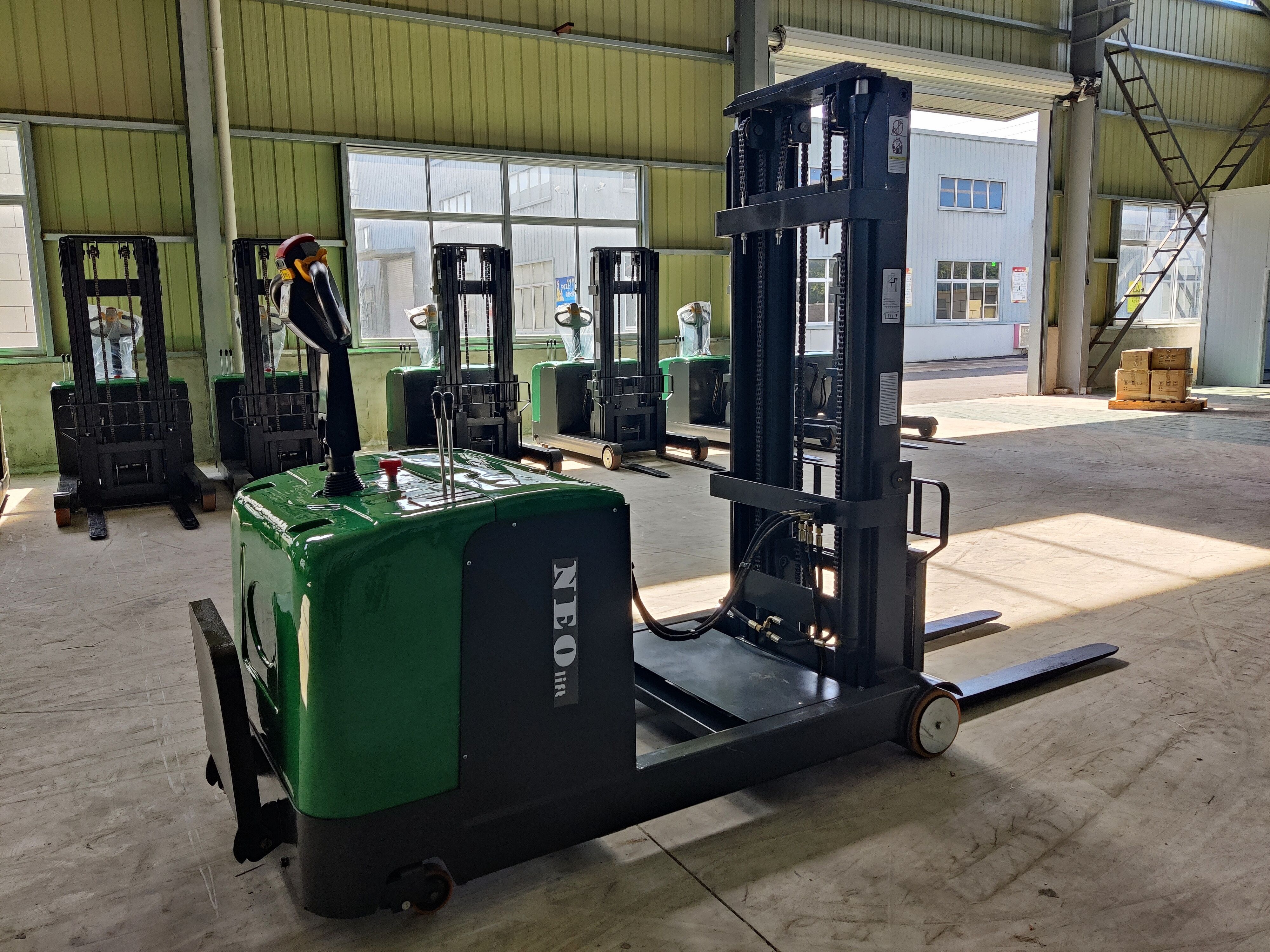 NEOlift electric counterbalanced stacker