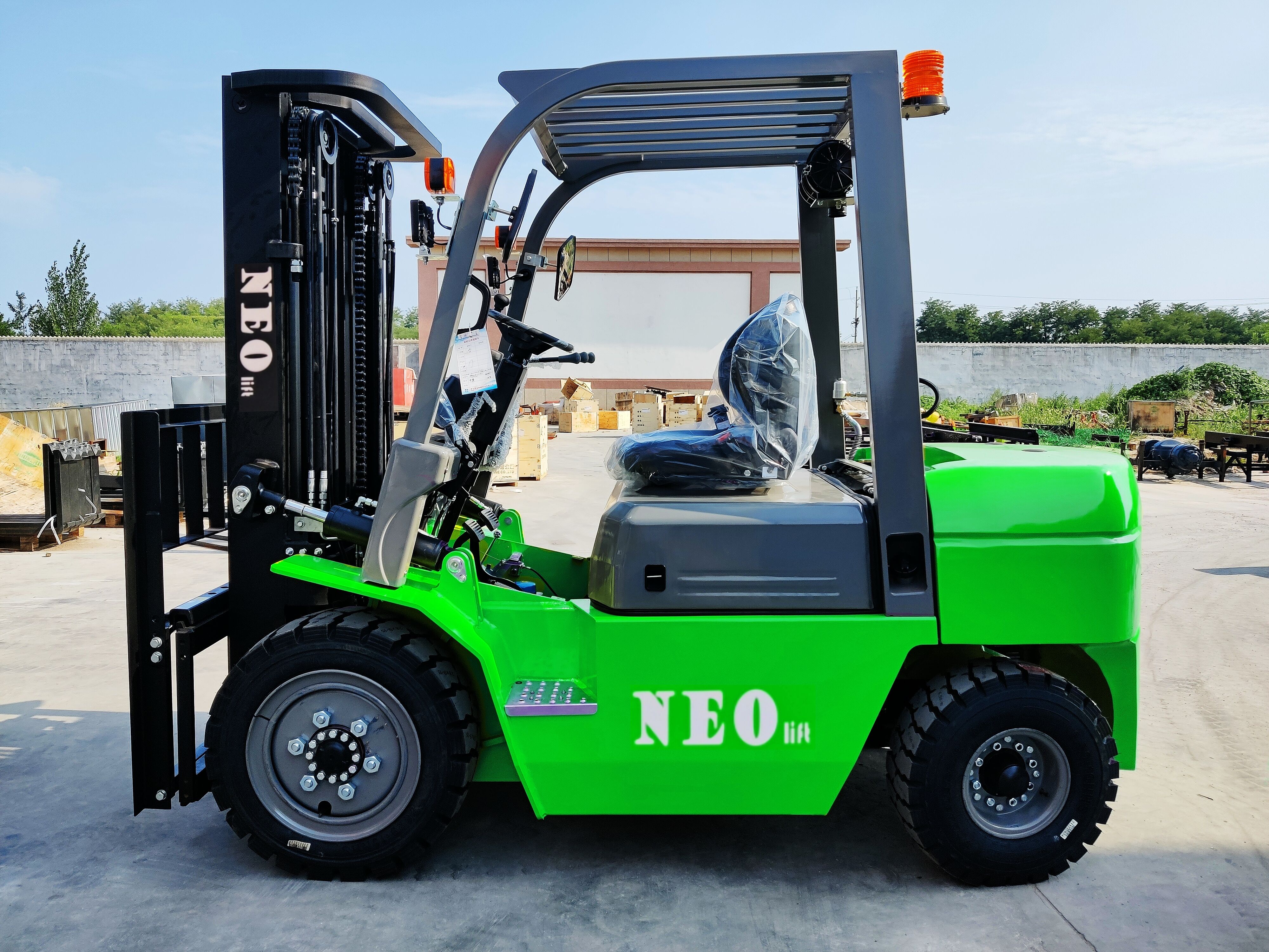 What should to do when driving a forklift in hot summer weather? How should to pay attention to maintenance?