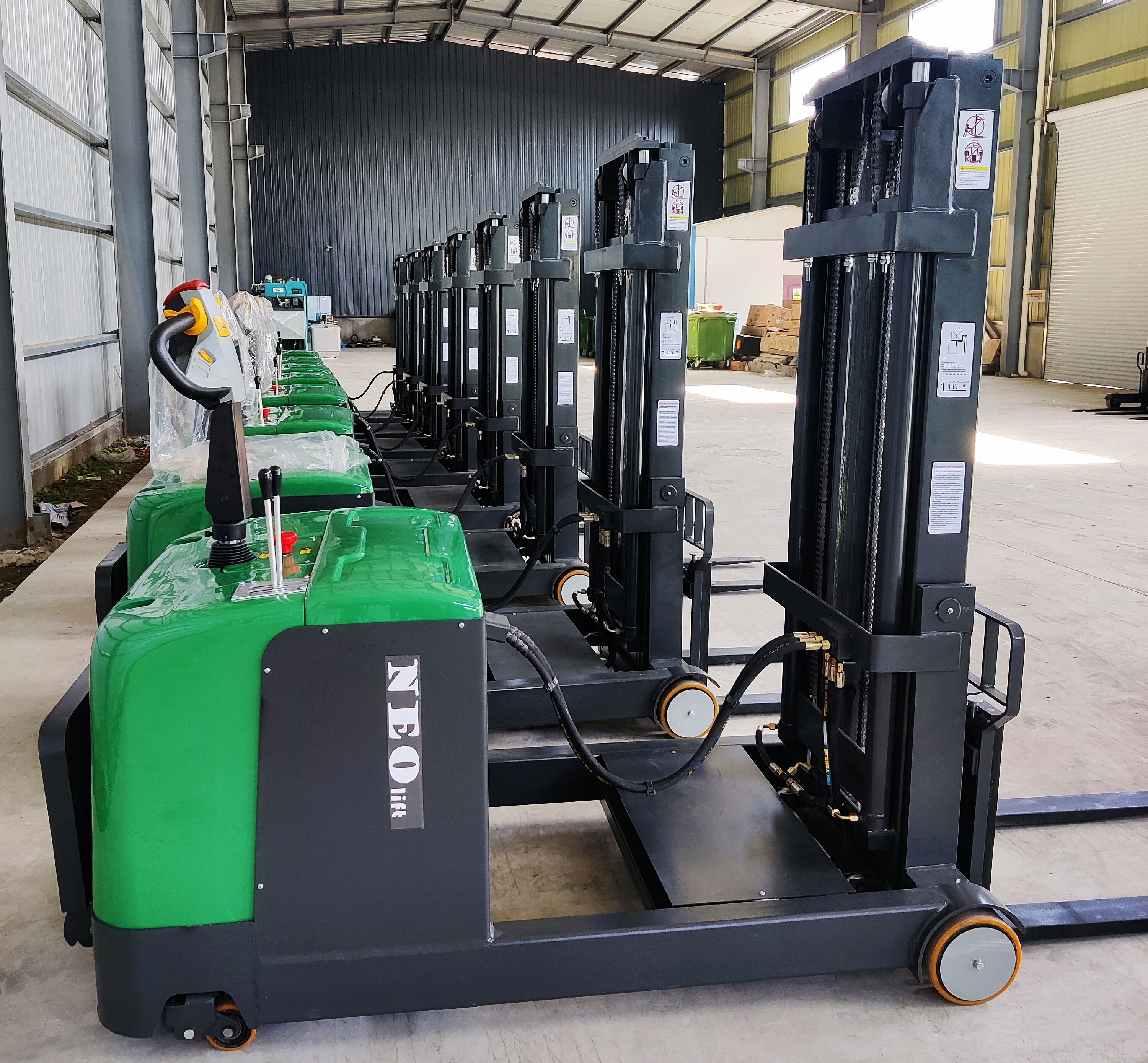 NEOlift electric counterbalanced stacker