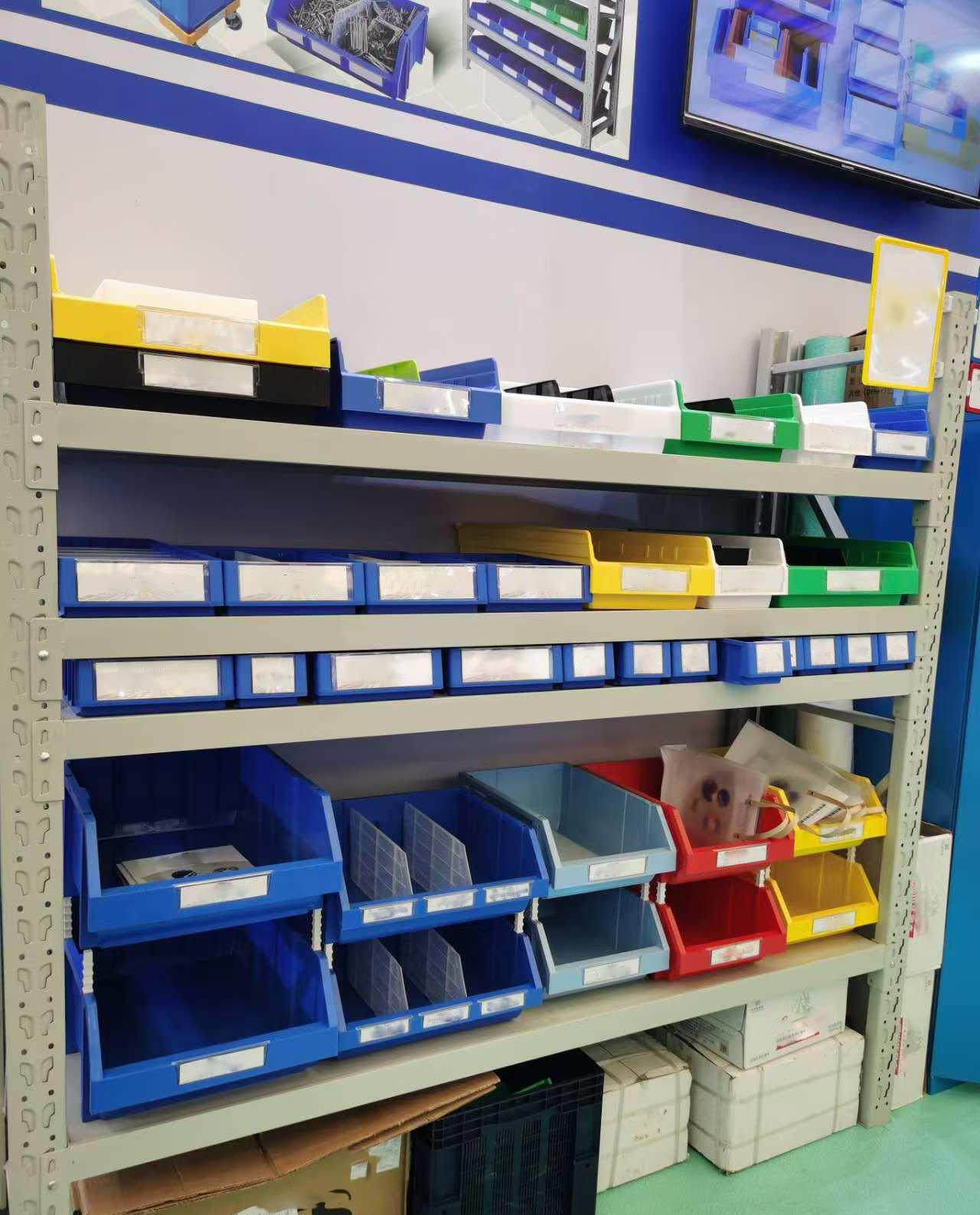 What types of plastic storage bins are there?