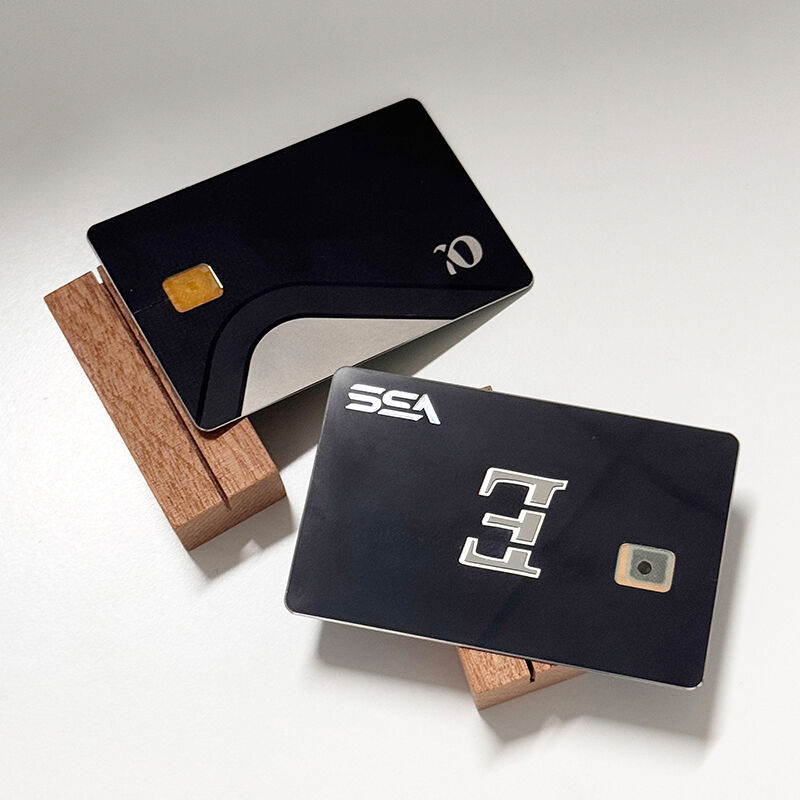 Mindkét oldalra előre nyomtatott rozsdamentes acél kártya, fekete színű, kettős interfészű fém kártya, EMV chip-rekesz, magas koercitivitású (HICO) mágneses sávval és aláírási mezővel