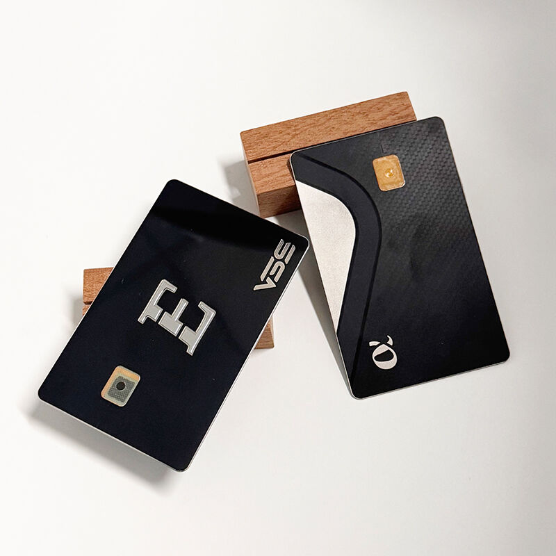 Mindkét oldalra előre nyomtatott rozsdamentes acél kártya, fekete színű, kettős interfészű fém kártya, EMV chip-rekesz, magas koercitivitású (HICO) mágneses sávval és aláírási mezővel
