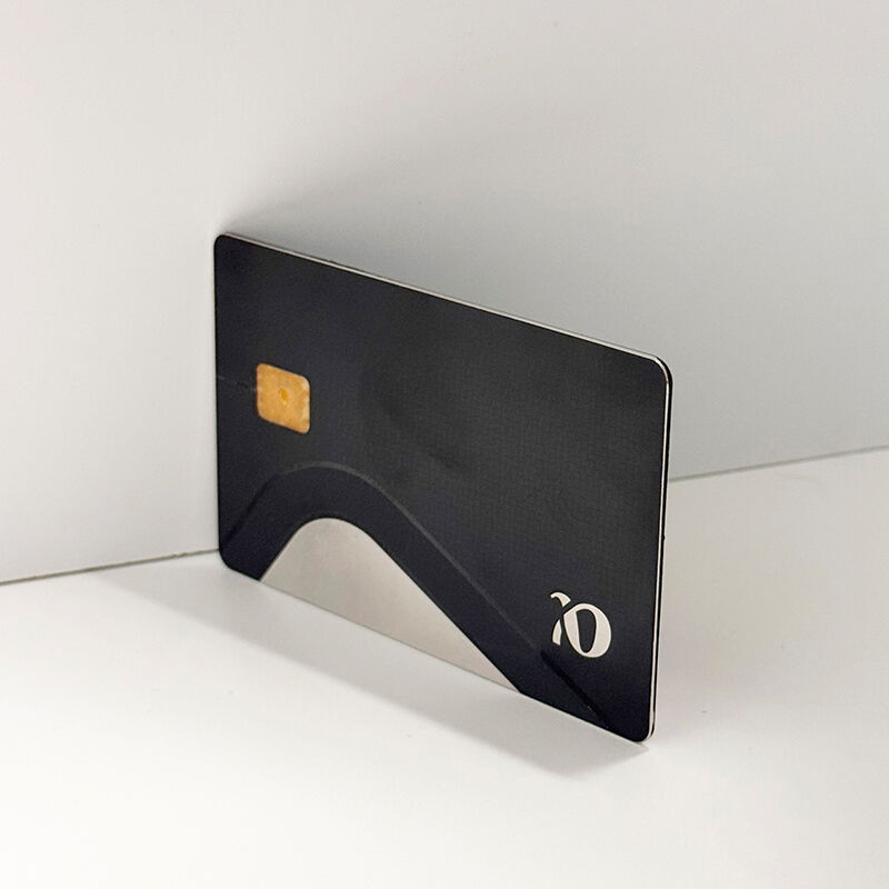 Mindkét oldalra előre nyomtatott rozsdamentes acél kártya, fekete színű, kettős interfészű fém kártya, EMV chip-rekesz, magas koercitivitású (HICO) mágneses sávval és aláírási mezővel