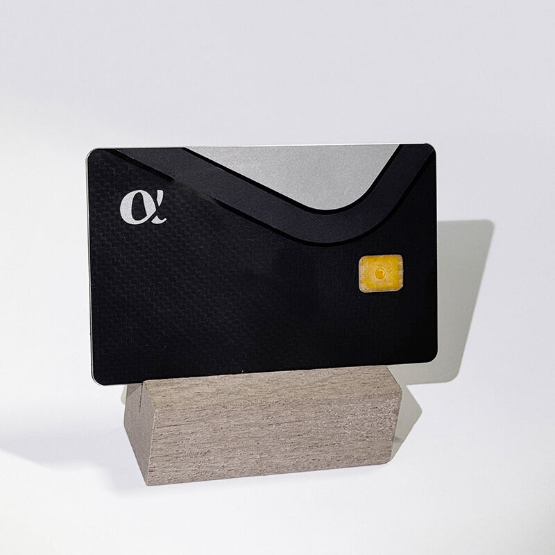 Mindkét oldalra előre nyomtatott rozsdamentes acél kártya, fekete színű, kettős interfészű fém kártya, EMV chip-rekesz, magas koercitivitású (HICO) mágneses sávval és aláírási mezővel