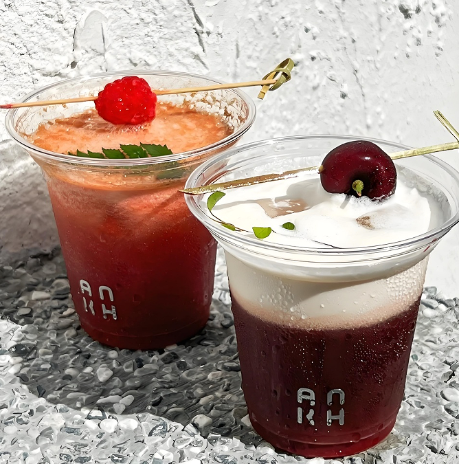 Quali bicchieri in PET sono adatti per l'imballaggio di bevande premium?