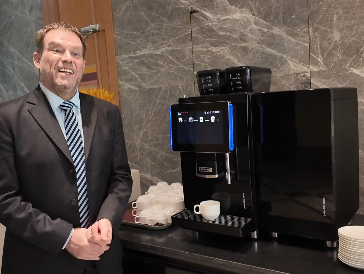 Поўнасцю аўтаматычная інтелектуальная кавамашина QA400 ад зерня да чашкі