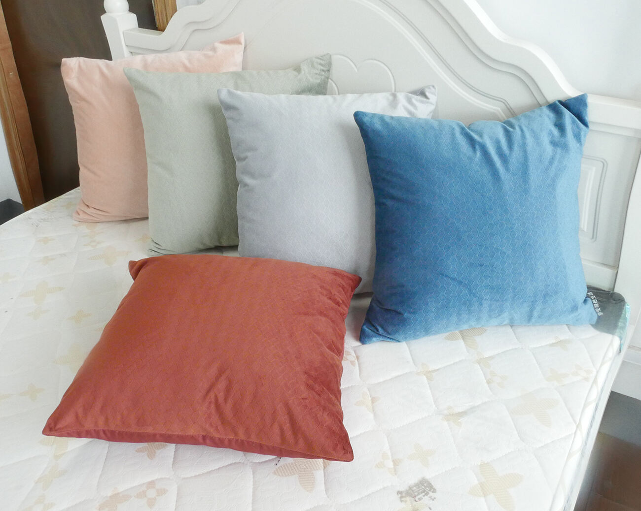 Embossed  velvet cushion cover supplier