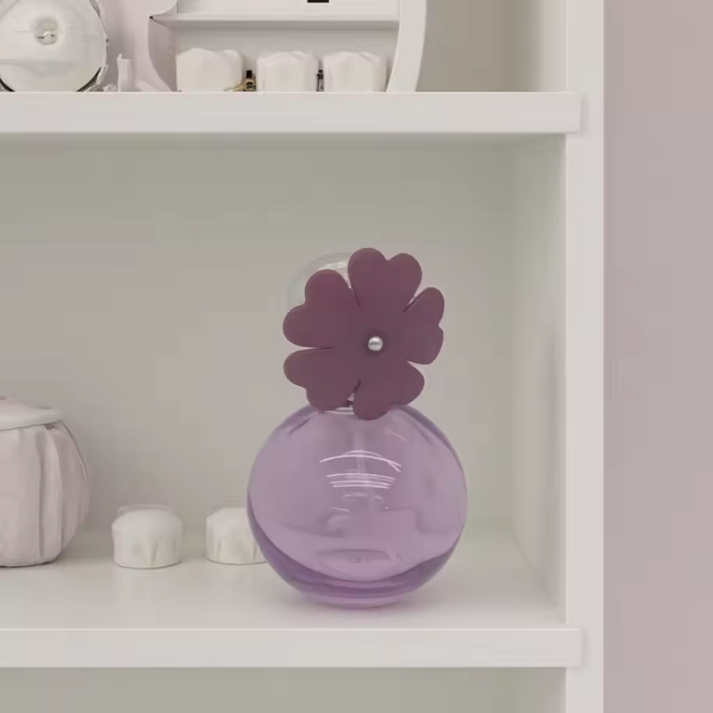Il flacone di profumo floreale