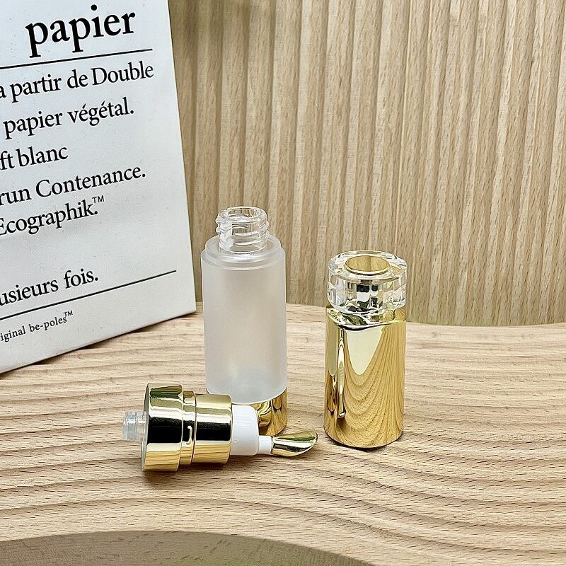 Airless bottles prevent contamination and bacteria growth, keeping your skincare products clean and safe to use.