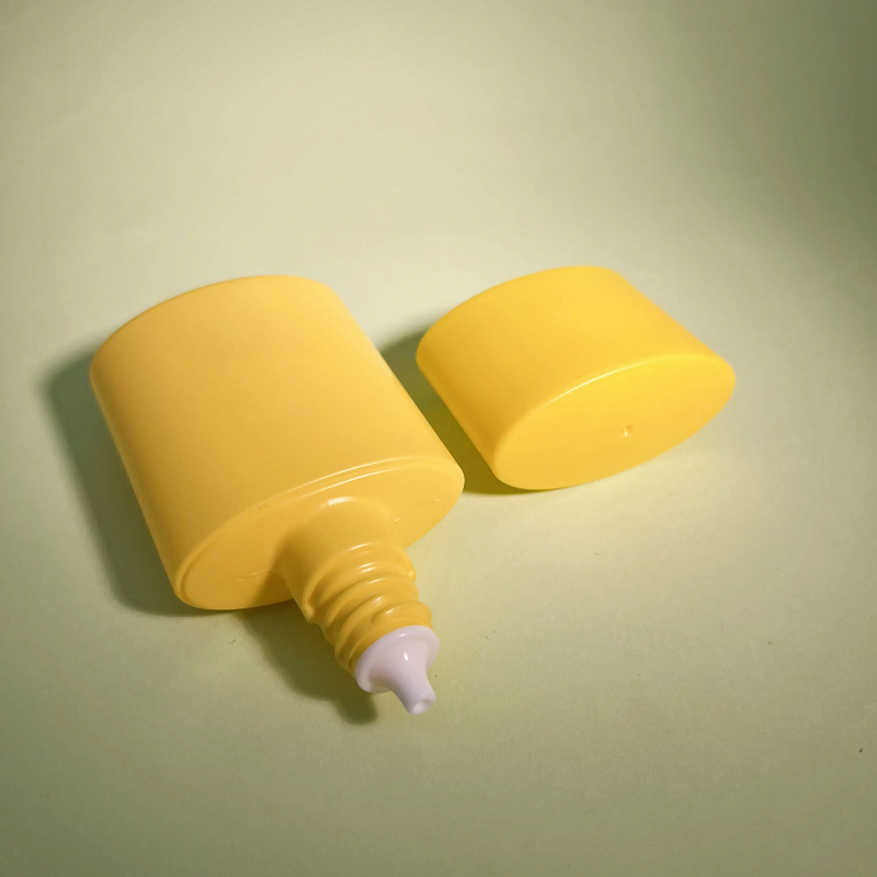 Refillable small cosmetic containers