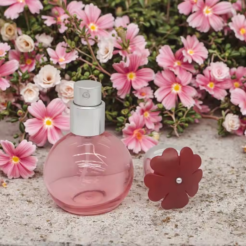 Il flacone di profumo floreale.