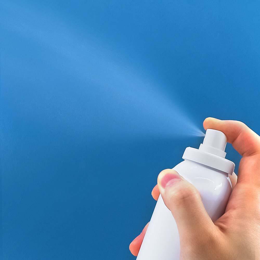 Riduci i rifiuti di plastica con una bottiglia spray riutilizzabile in alluminio.