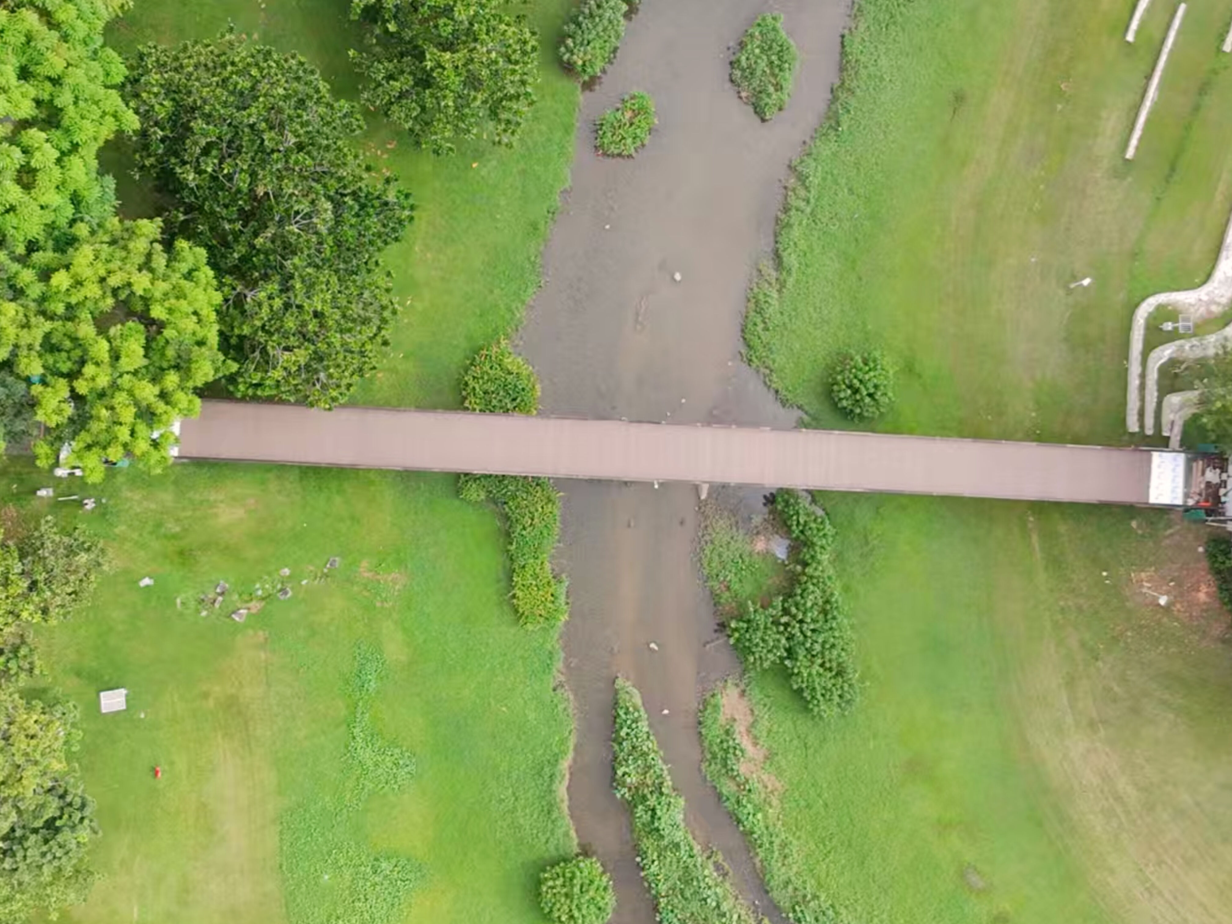 川沿いのギートホルンにあるASAデッキブリッジ