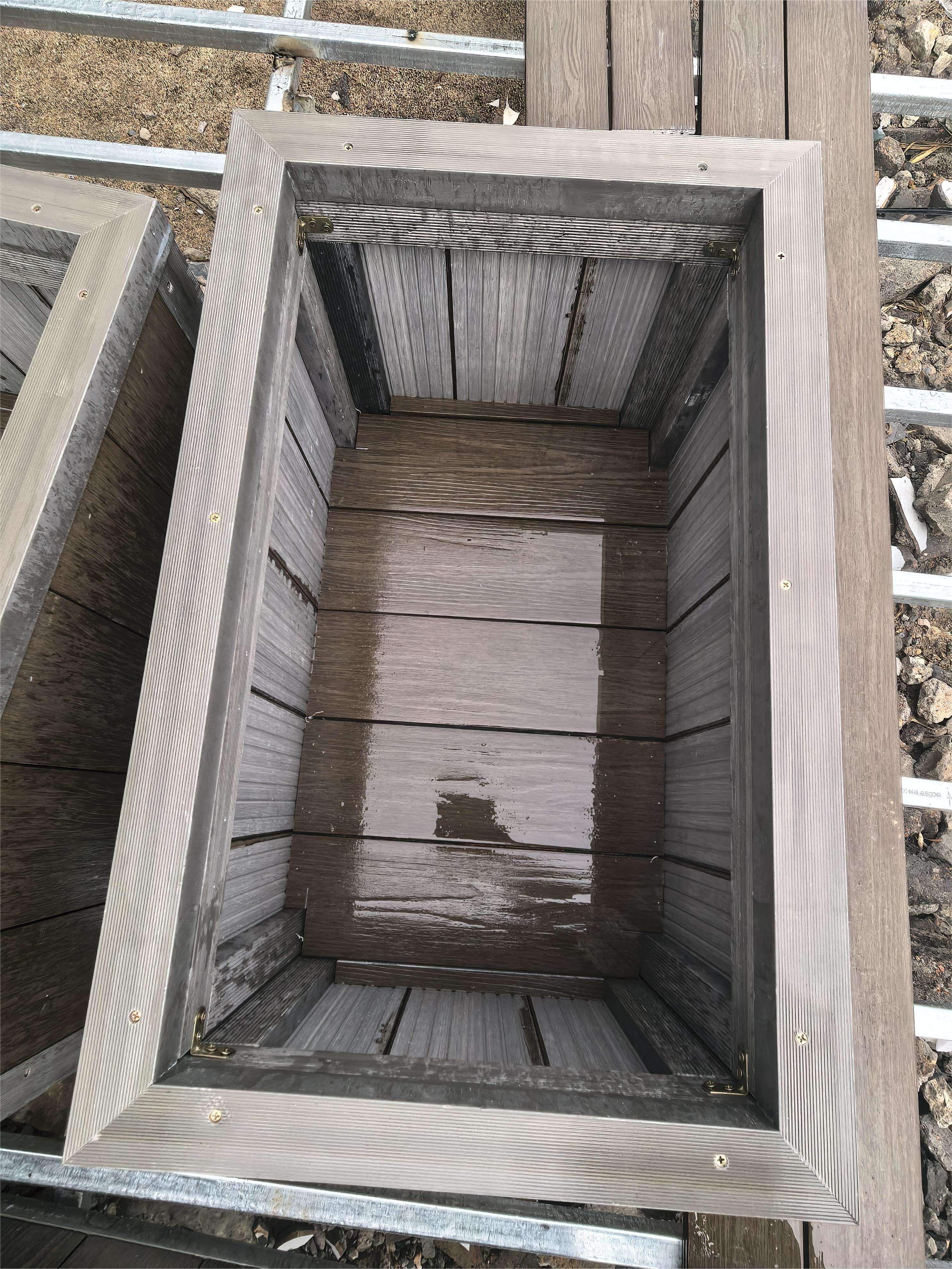 Box na záhon z terasového PVC převtělený
