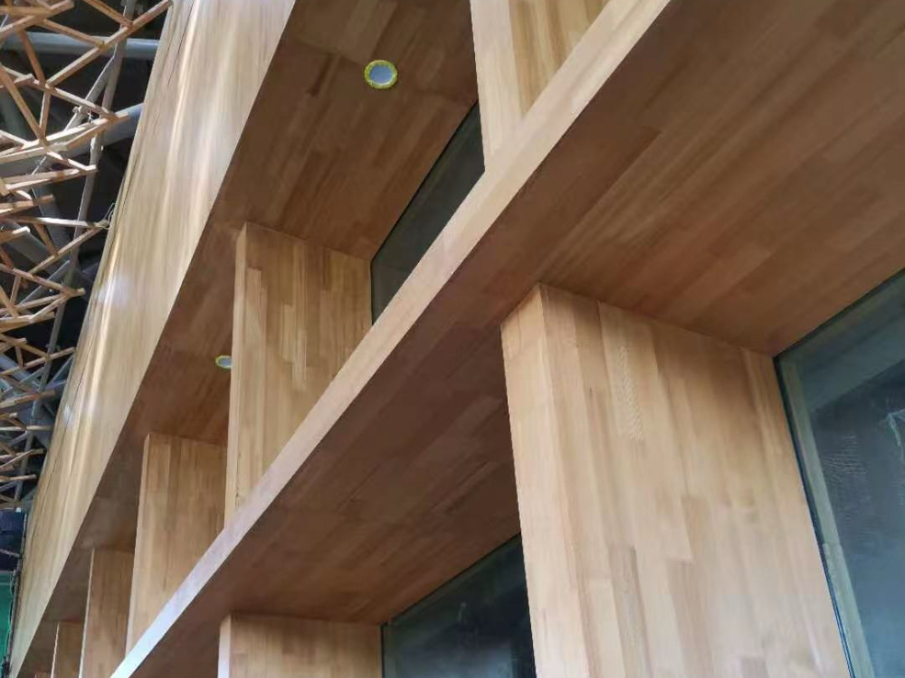 Verbesserung von Außenräumen mit thermisch modifiziertem Holzverkleidung