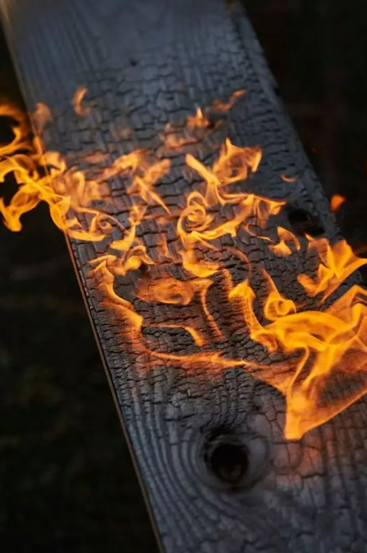 ¿Qué hace que el shou sugi ban sea ideal para paredes exteriores?