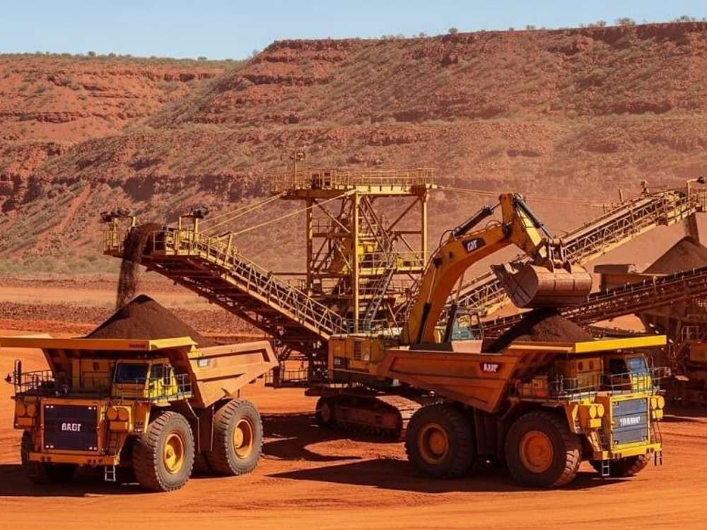 Vale Carajás mine excavator loading iron ore into Komatsu haul truck heavy equipment.jpg