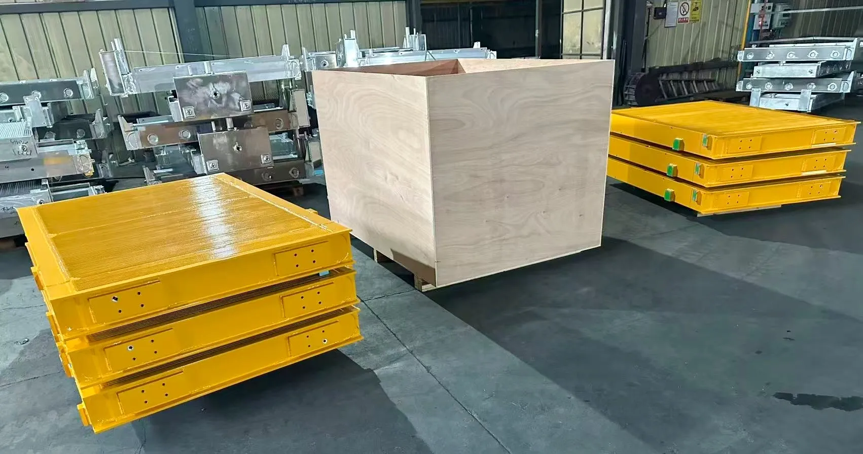 The Komatsu PC4000 95809040 hydraulic mining equipment radiator is ready for shipment from the factory.