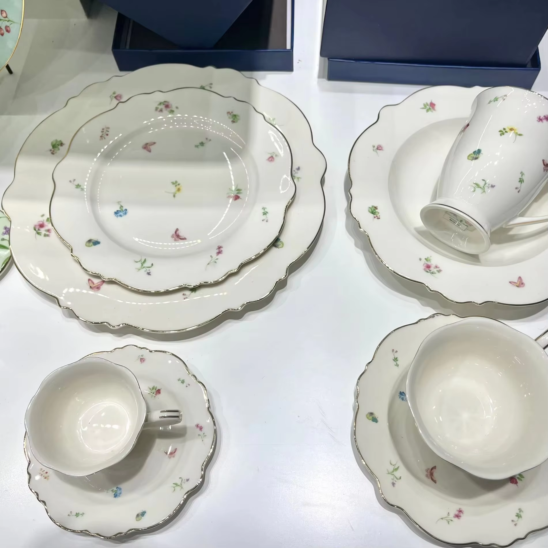 Jak włączyć porcelanowe talerze do eleganckich ustawień stolowych