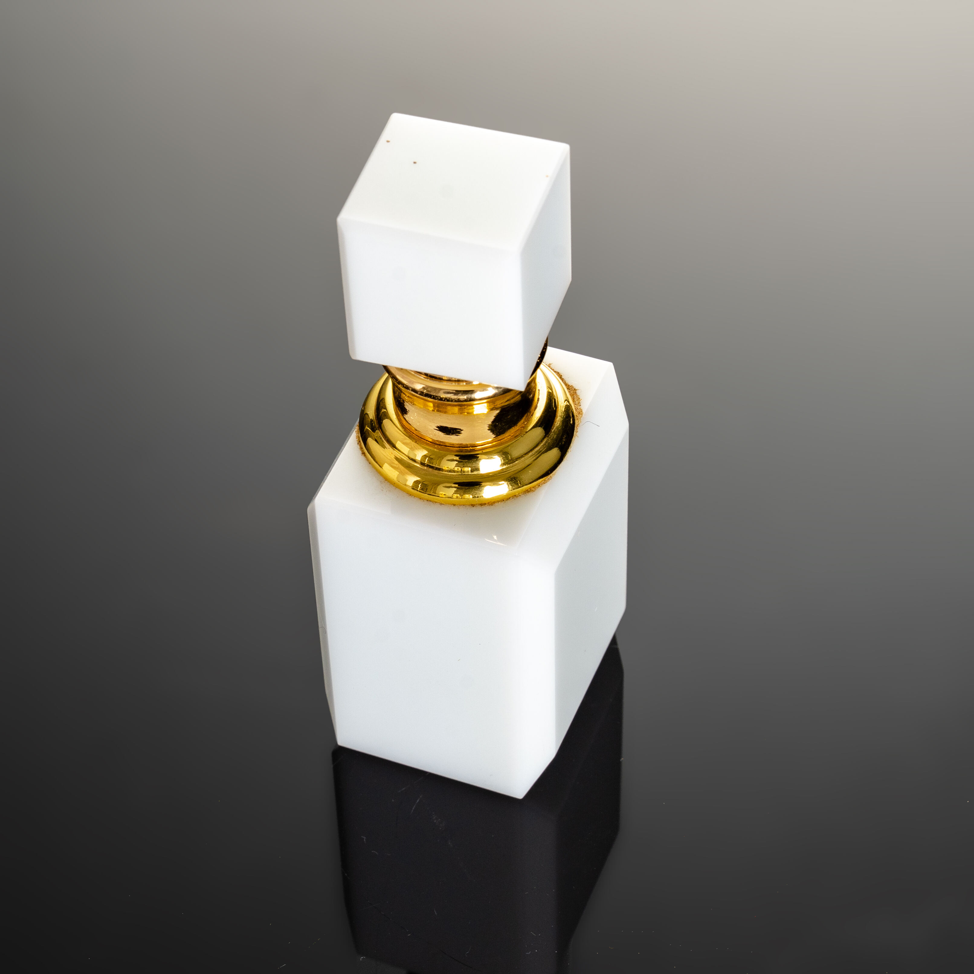 تصميم جديد SmallBridge بلور أبيض يشبه اليشم، عبوة عطر زجاجية، زجاجة الزيت الأساسي، سطح معالج بالرمل، شعار ملون، زجاجة سائل
