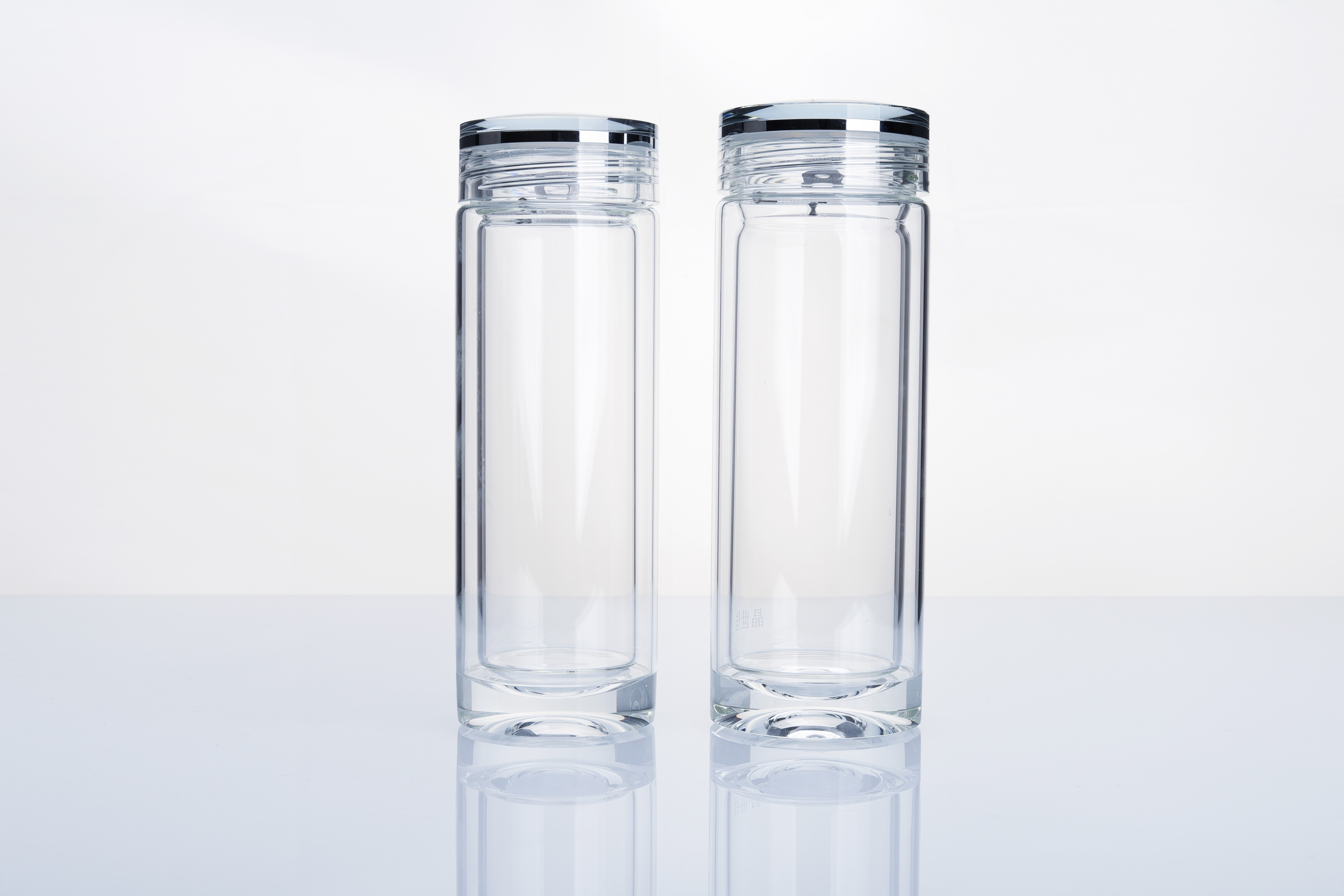 Equipped with a filter that can withstand high temperatures, the glass water cup is practical and can be given as a gift to elders