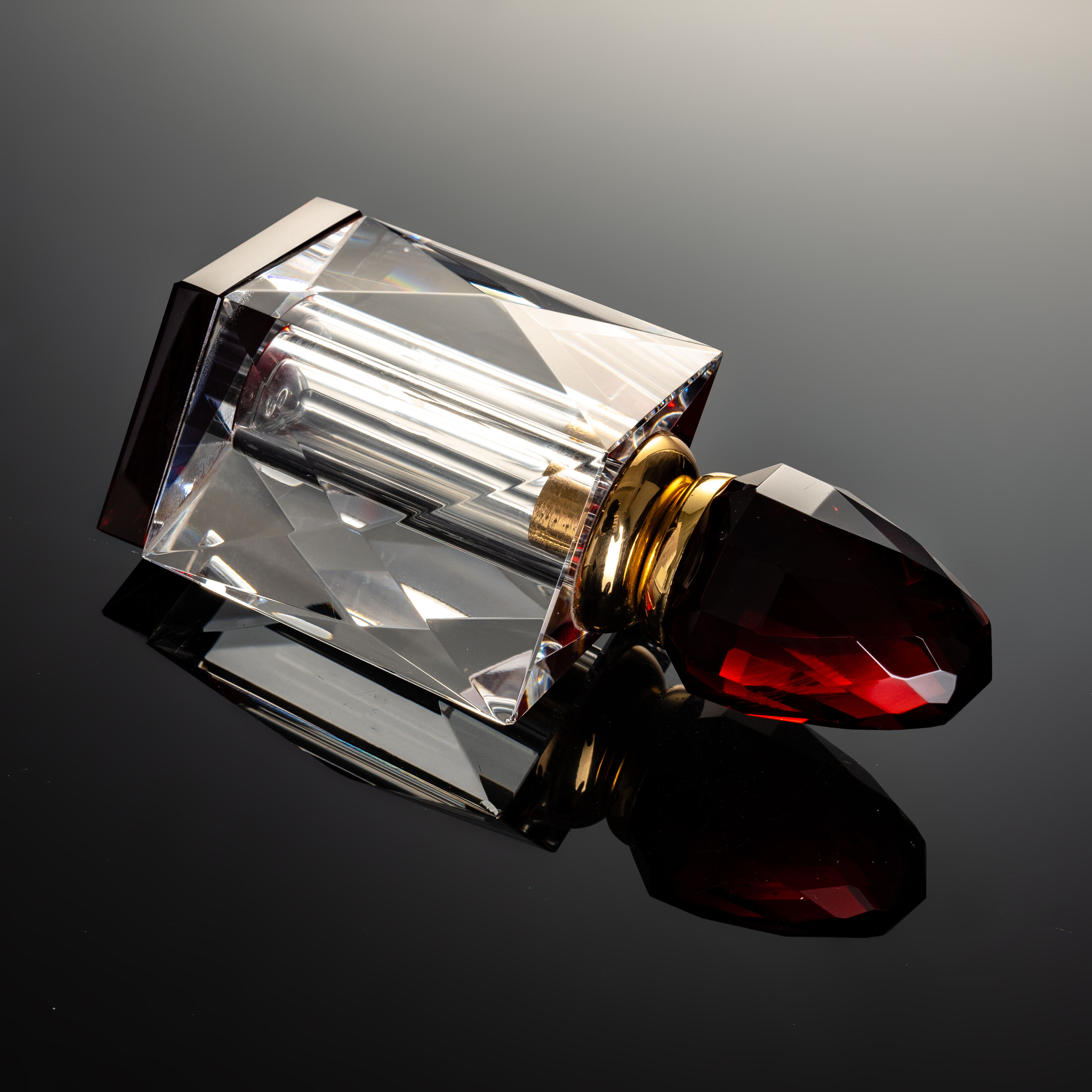 صغير بريدج تصميم جديد الجملة زجاجة عطر شفافة غطاء كريستال أحمر زجاجة زيت عطري سائلة وزن الجسم 255 جرام