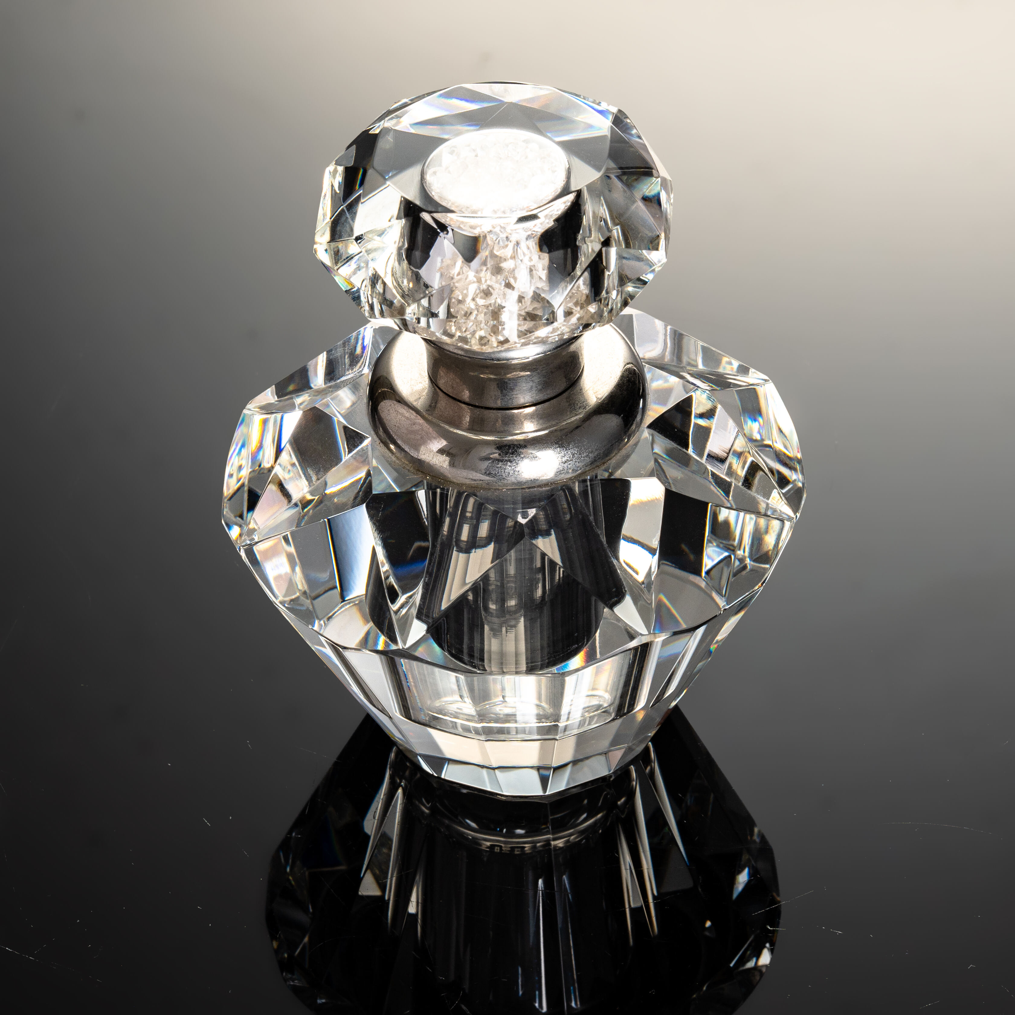 SmallBridge high-grade crystal perfume bottle, transparent bottle cap, rhinestone shape, wholesale, customizable, for personal use, can be used as a decoration collection bottle body 476g, capacity 12ml
