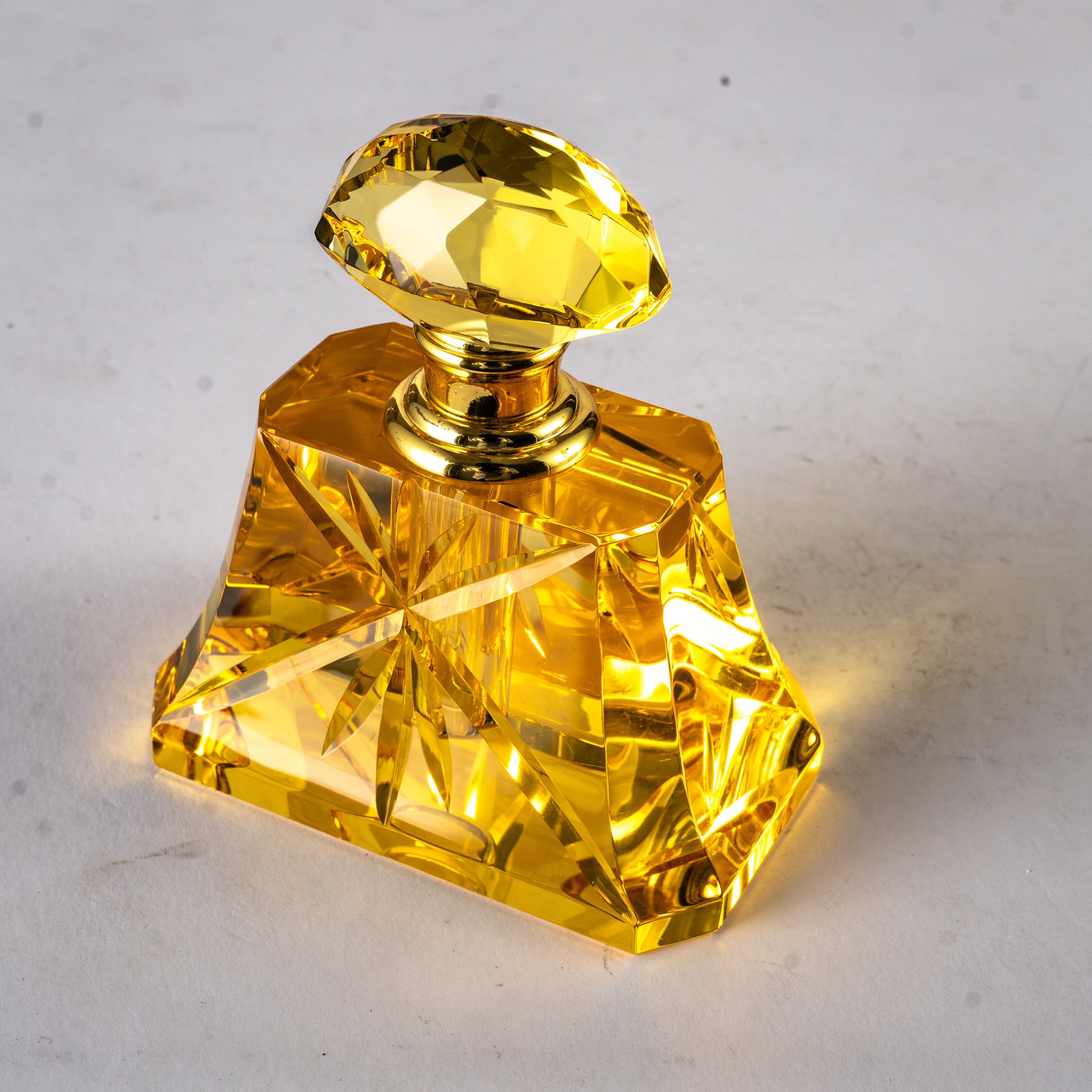 زجاجة عطر كريستال فاخرة صغيرة الحجم للبيع بالجملة بلون أصفر فاخر قابل للتخصيص زجاجة زيت عطري مع عصا قطر مناسبة للاستخدام الشخصي