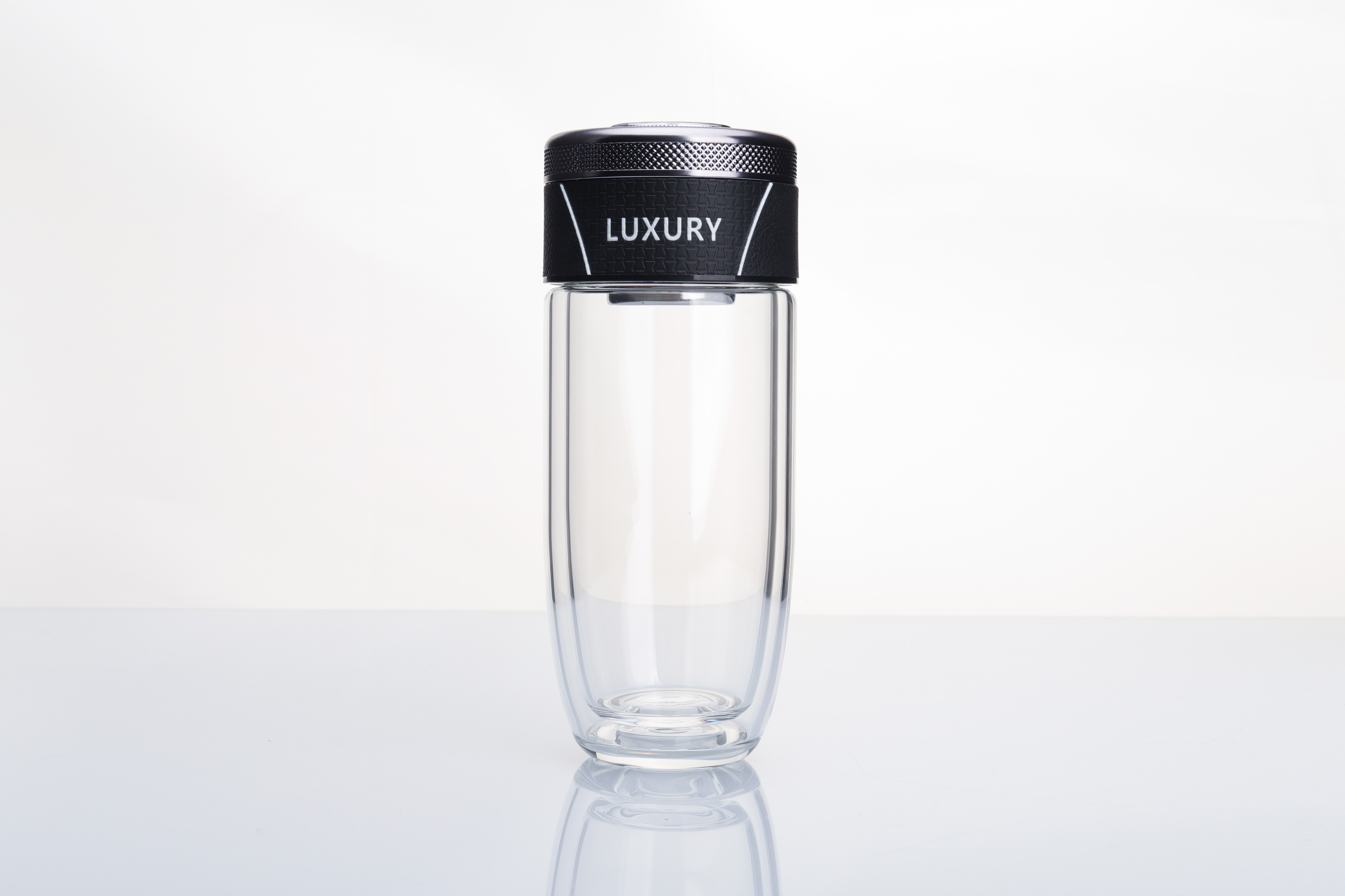 Xiaoqiao Crystal's new product has a temperature display to prevent burns, high temperature resistance, affordable and easy-to-use crystal glass water cup