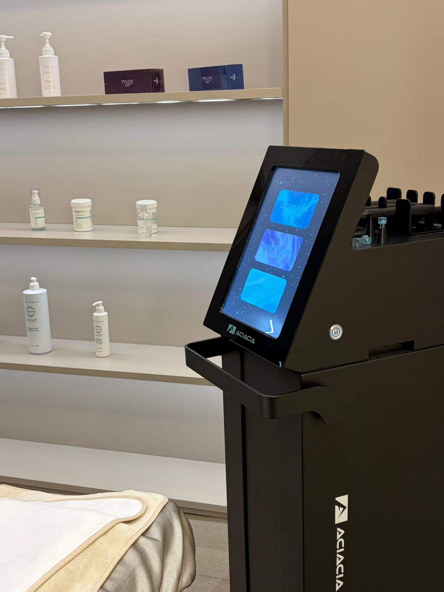 ACIACIA Plasma: Nova Experientia + Effectus Probati = Successus Salonis