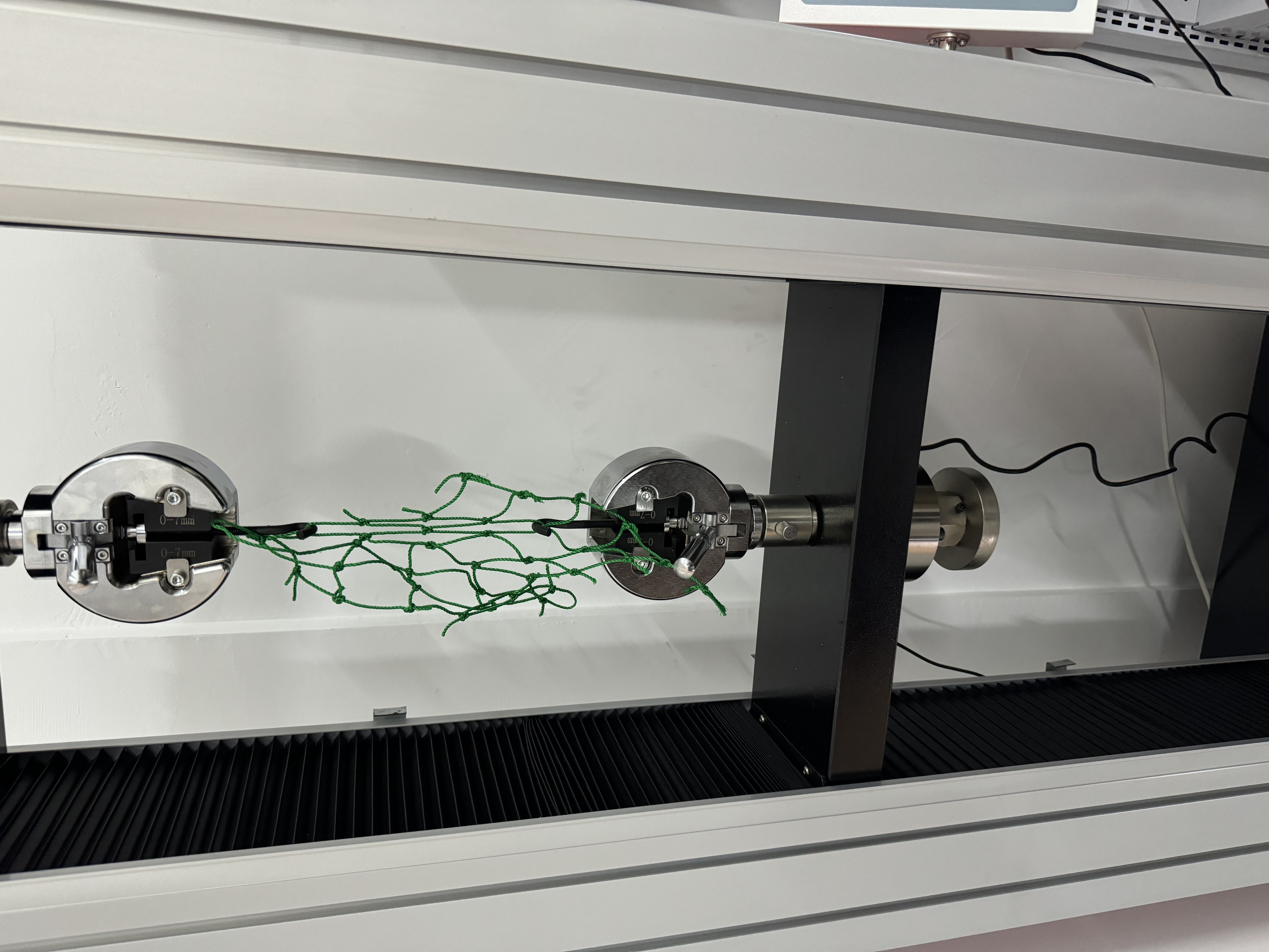 We test the tensile strength (MD and TD)of the nylon net to ensure the tensile strength can reach customers' requirements.