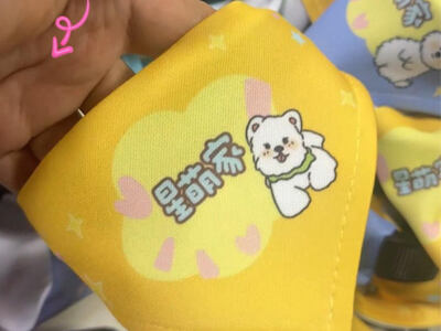 Chcesz, by Twoje zwierzę wyróżniało się na tle innych? Chustki trójkątne dla zwierząt z nadrukiem sublimacyjnym to odpowiedź