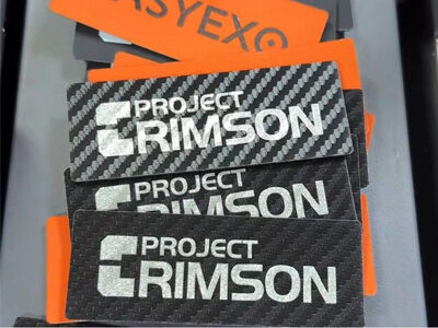 Нужны этикетки из искусственной кожи с УФ-печатью?