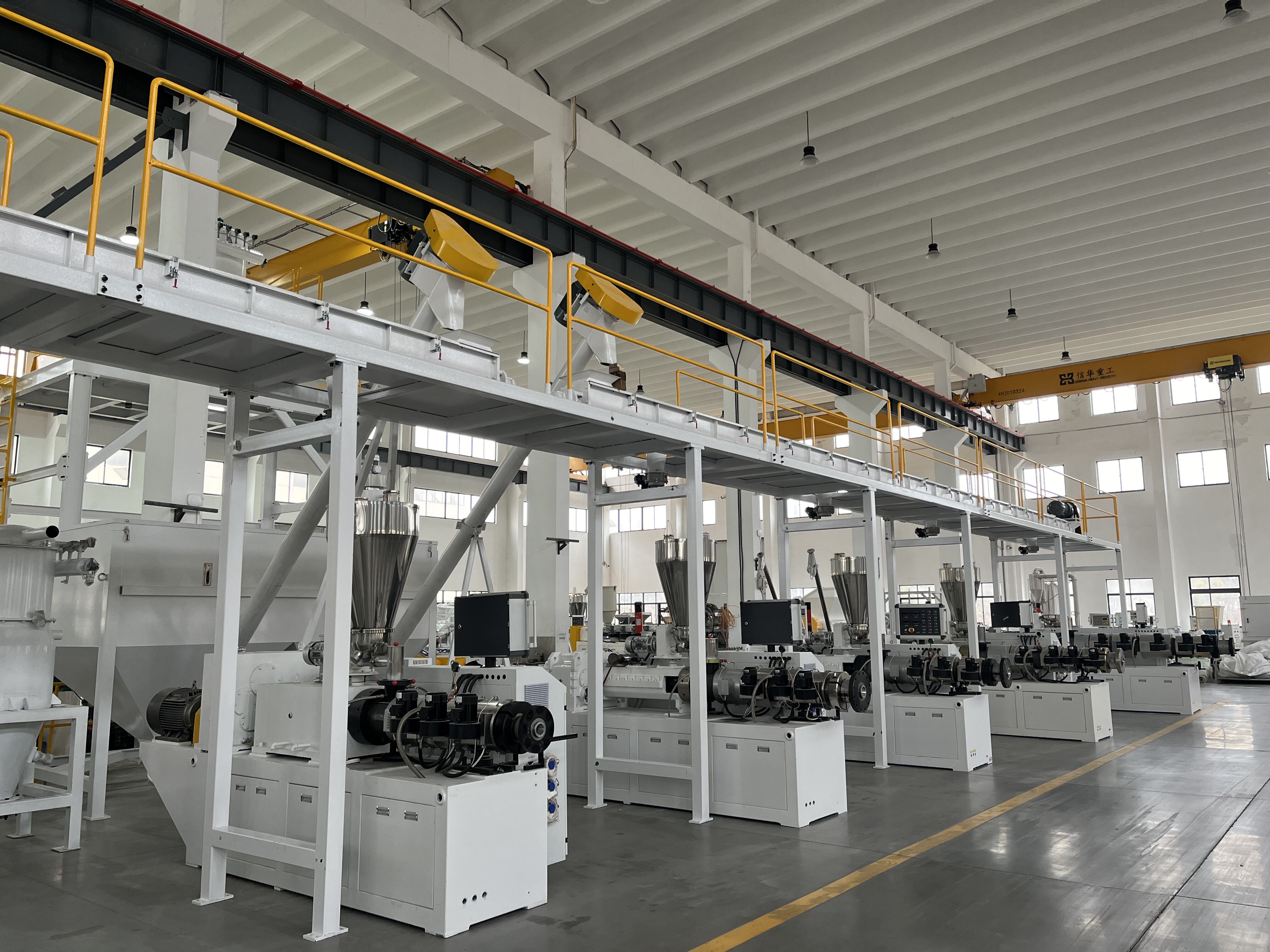 왜 WPC 도어 패널 생산 라인에서는 주로 중앙 집중식 원료 공급 시스템을 사용하나요?