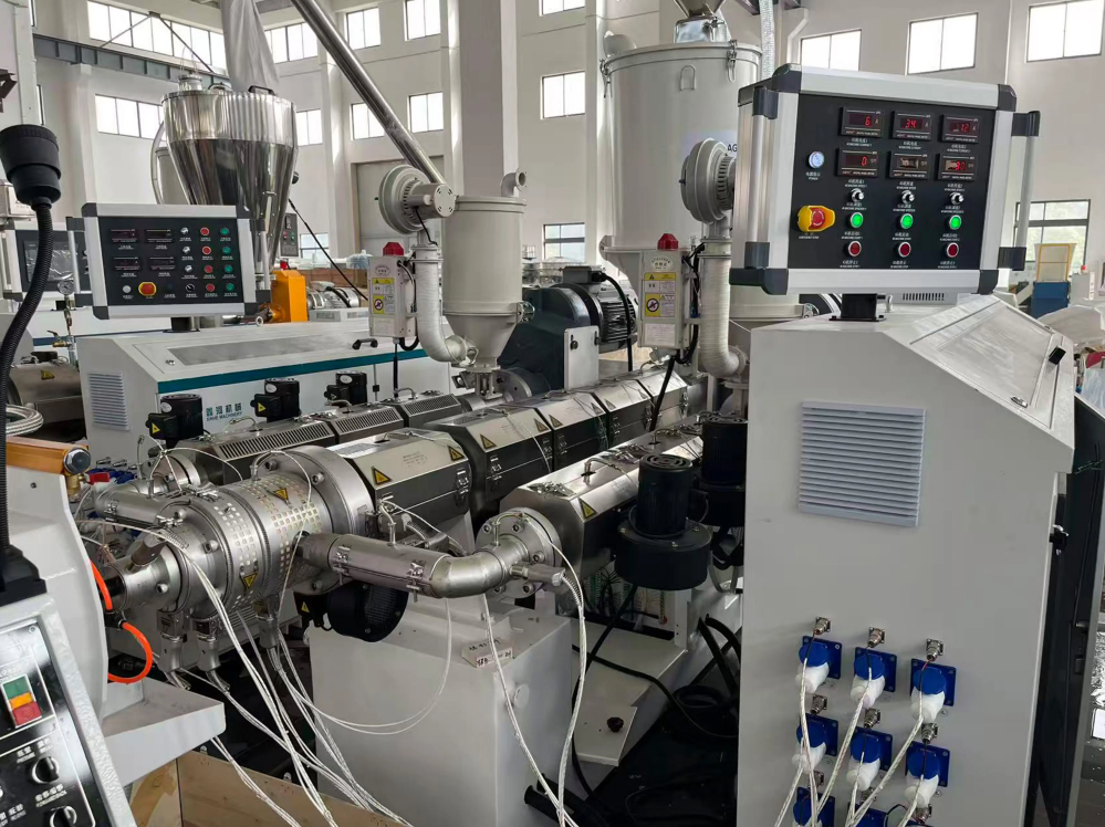 Why does a high-speed 20-63mm HDPE pipe production line need to cool the pipe before vacuum forming?