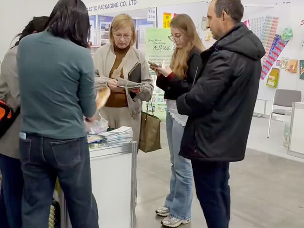 Tongcheng Guozhao Rubber & Plastic Debuts at Russian International Exhibition, Rubber & Plastic Packaging Products Attract Overseas Customers (3).jpg