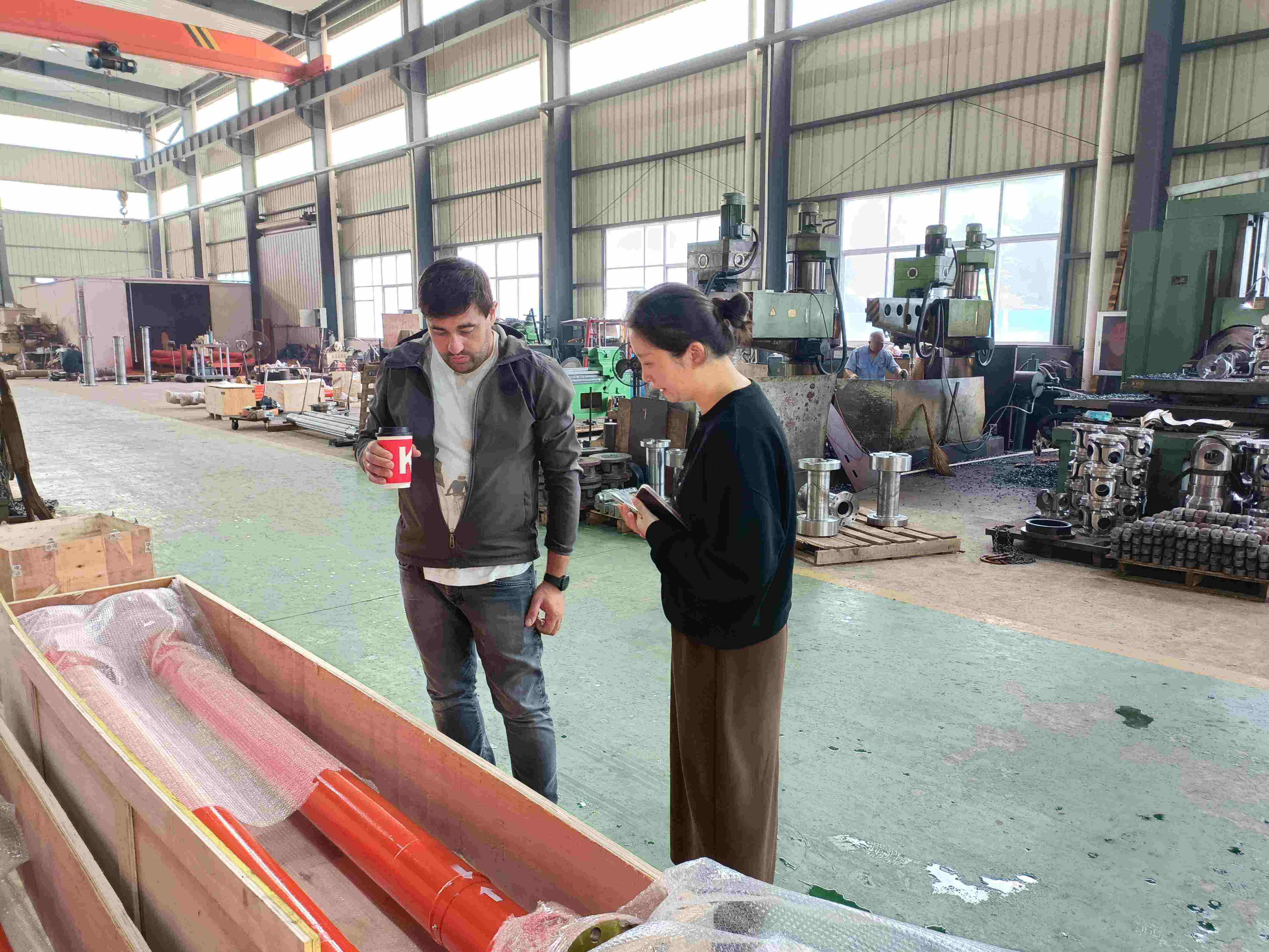 Clientes Italianos Visitam a Huading Fabrication para Cooperação e Intercâmbio Técnico