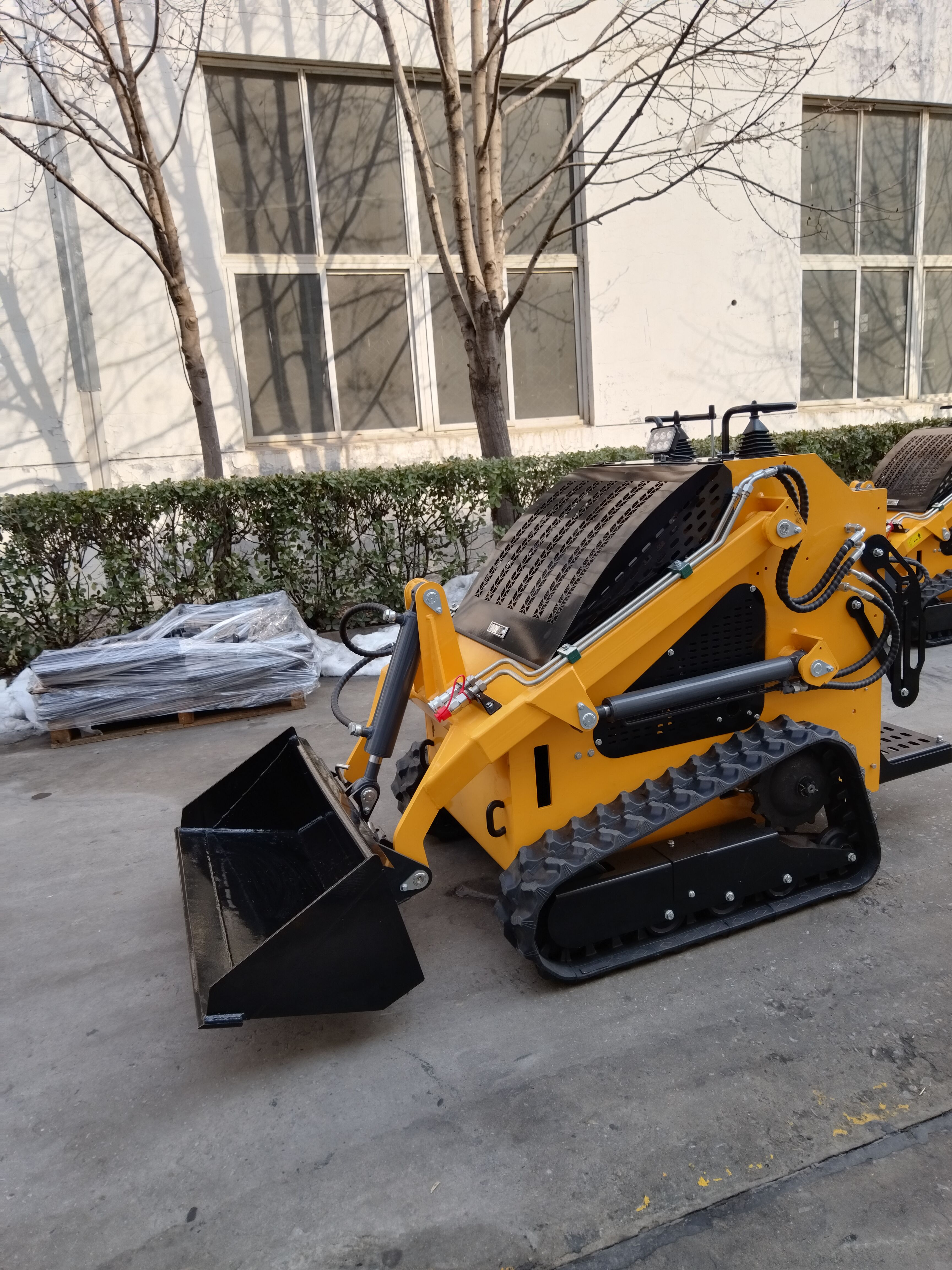 Carregadeira Mini Logway para Jardinagem: Suave no Gramado com Desempenho Potente