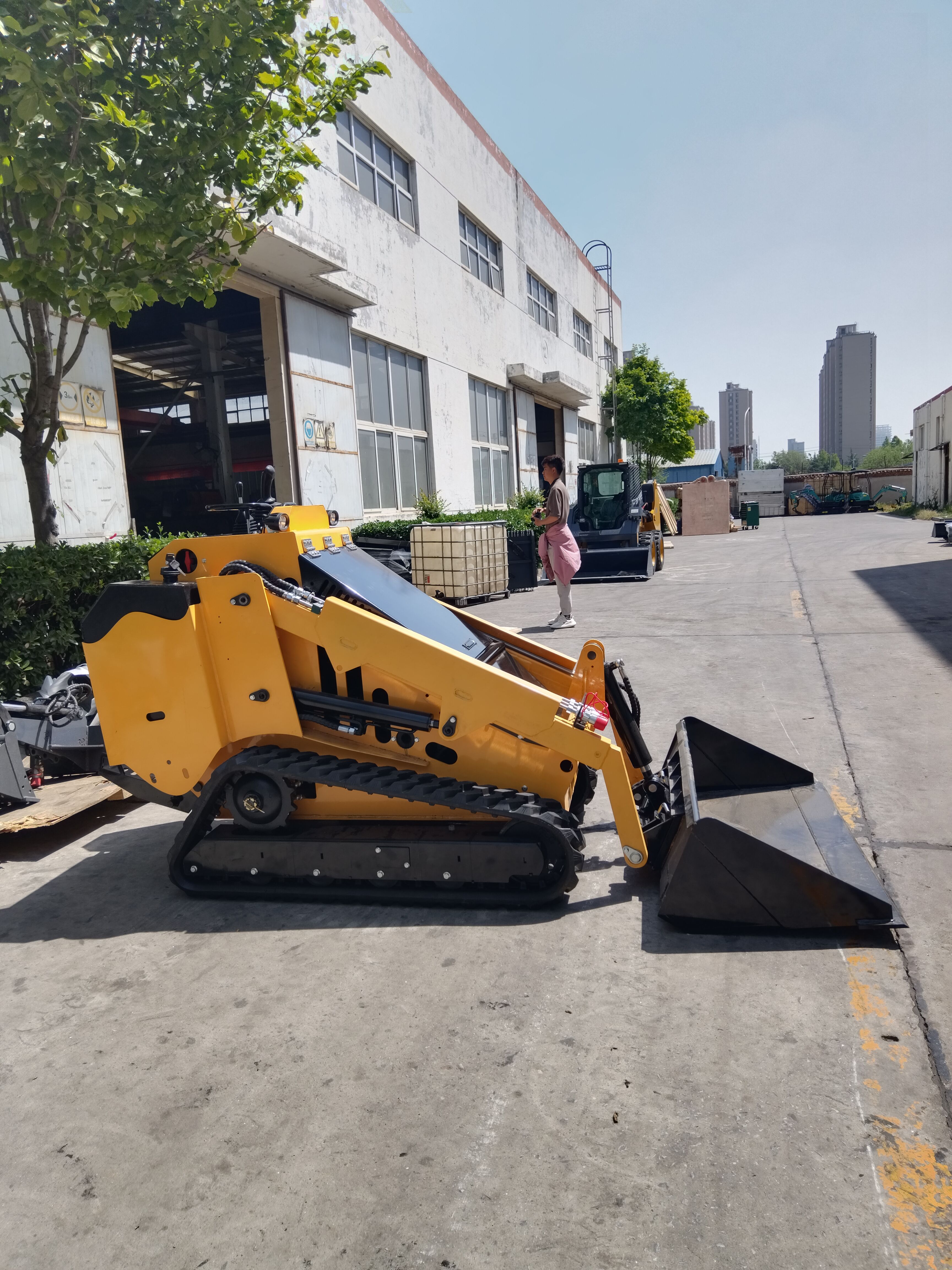 Logway електричний міні-навантажувач: компактність, спритність і екологічна ефективність для різноманітних завдань