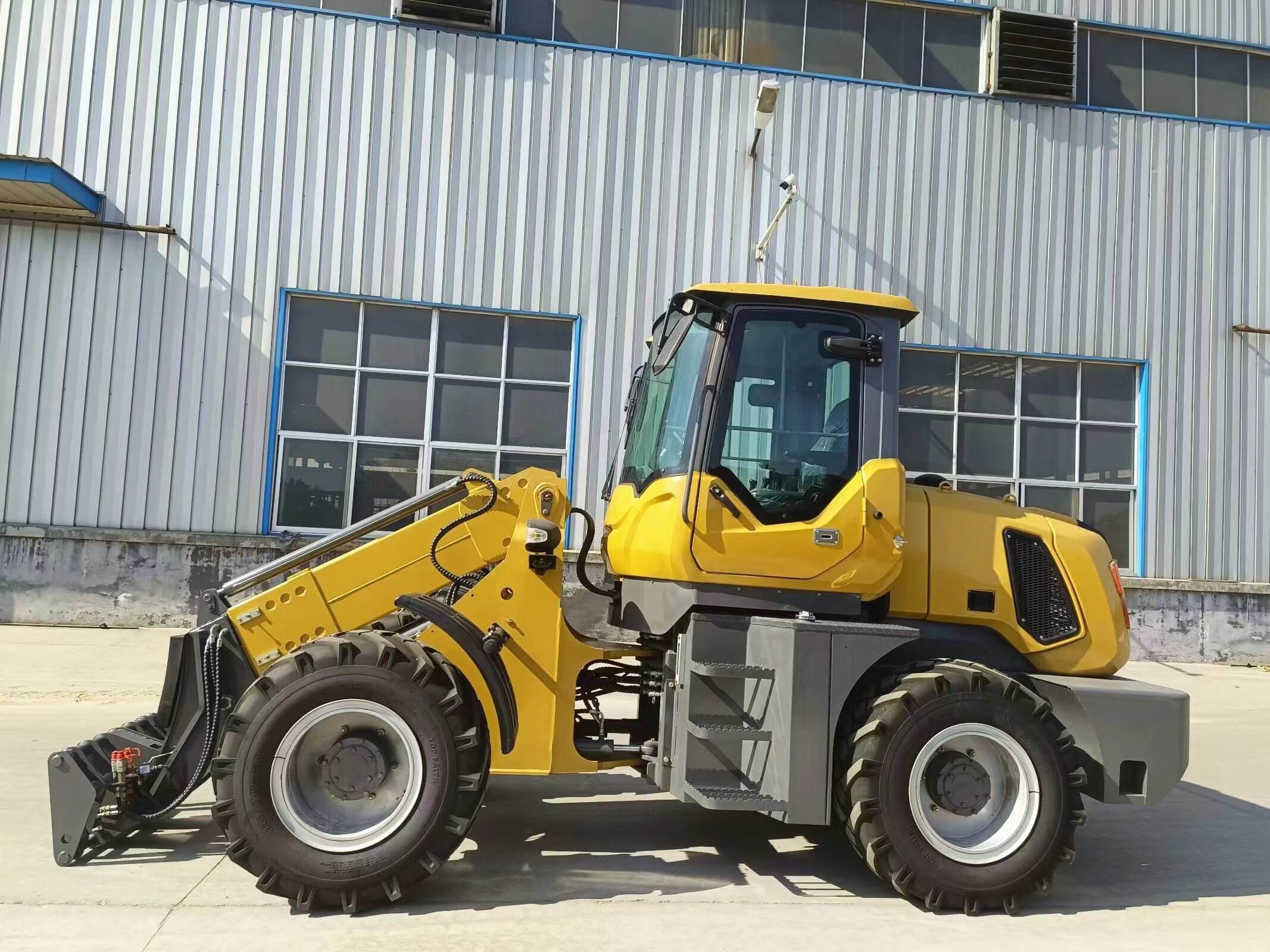 Cargador frontal Logway con brazo telescópico - Alcance versátil para trabajos exigentes