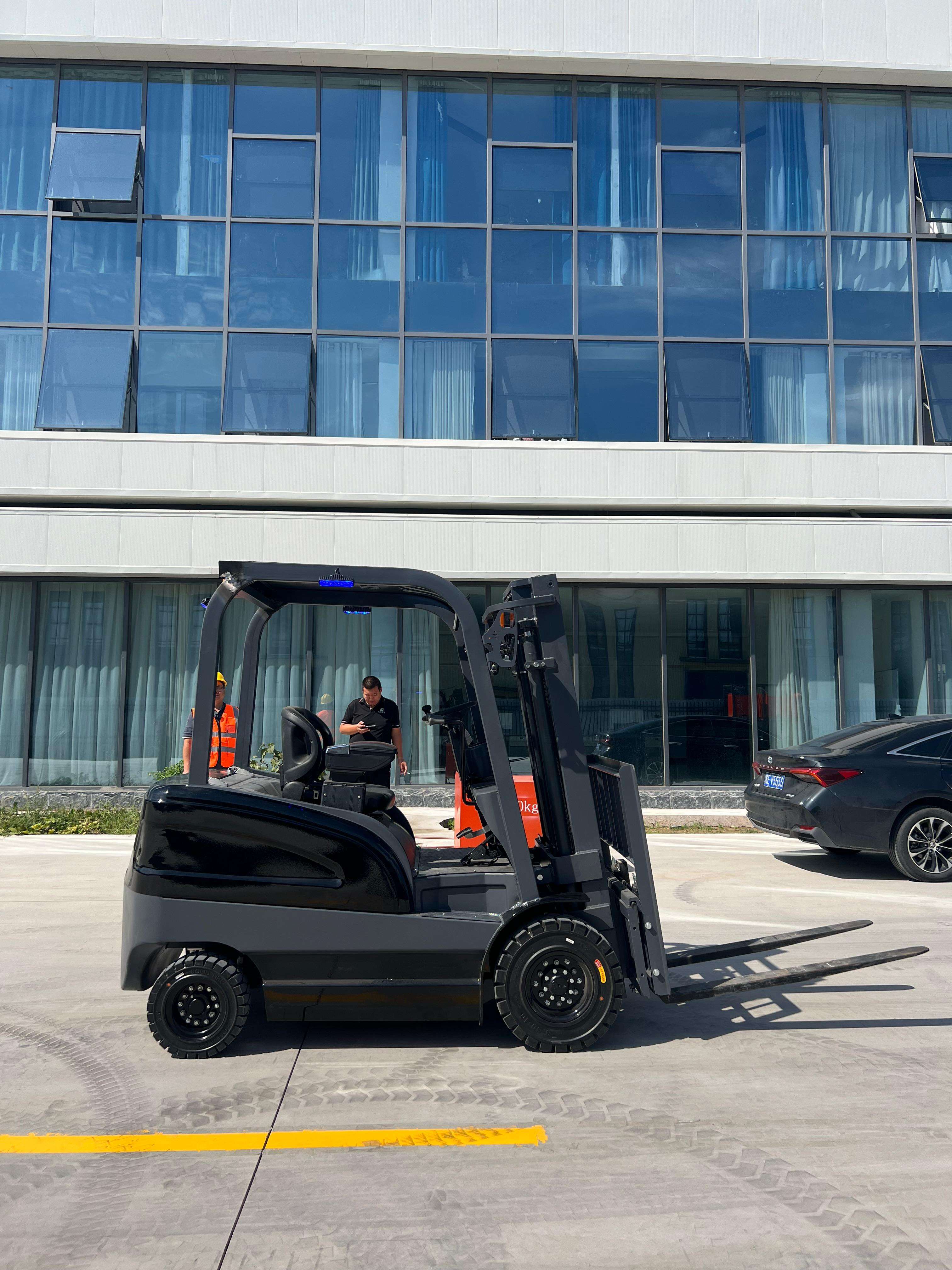 Як довго електричний навантажувач може працювати безперервно на одному заряді?