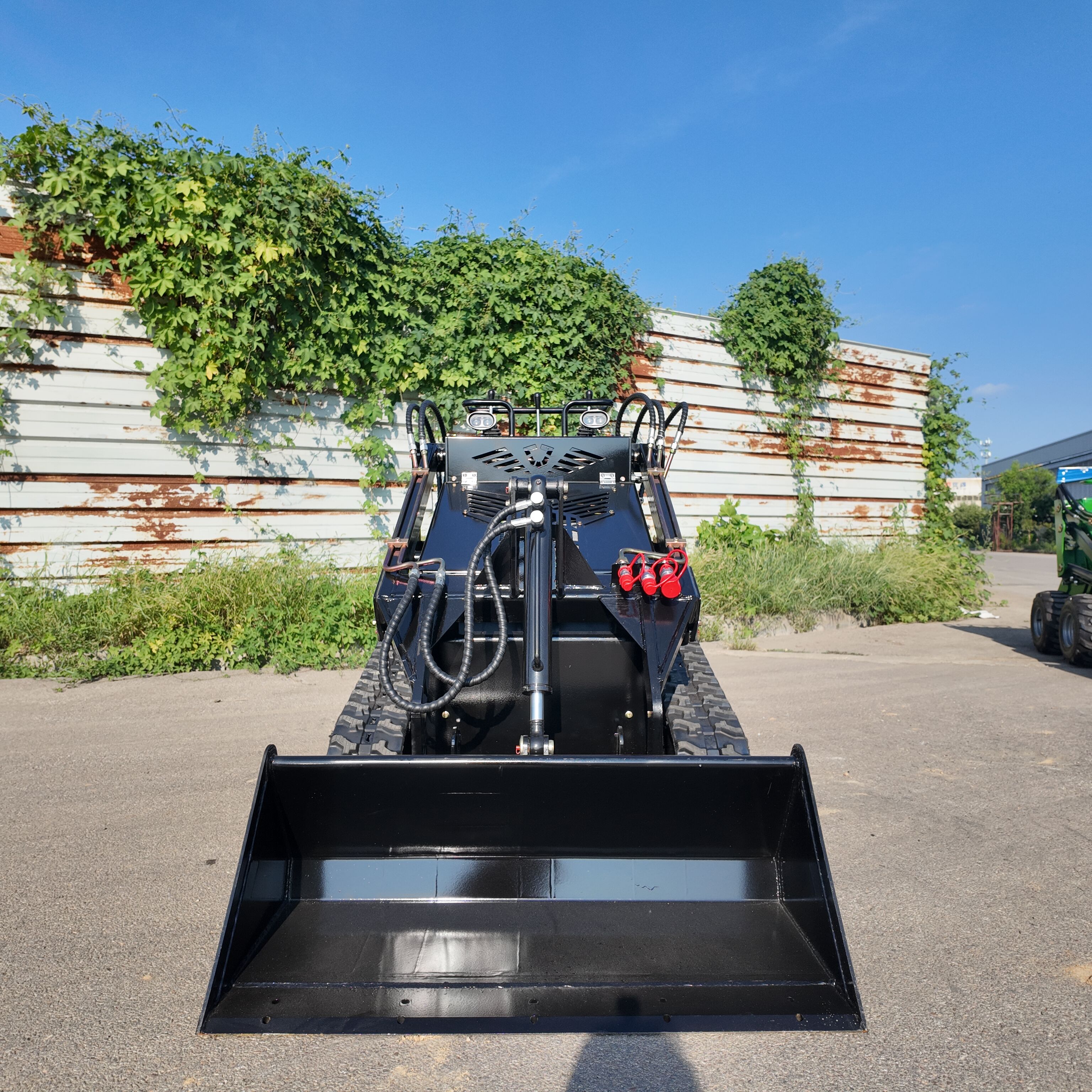 ماكينة التحميل ذات الدفع الرباعي Logway Track Skid Steer - قبضة محسّنة ومتعددة الاستخدامات