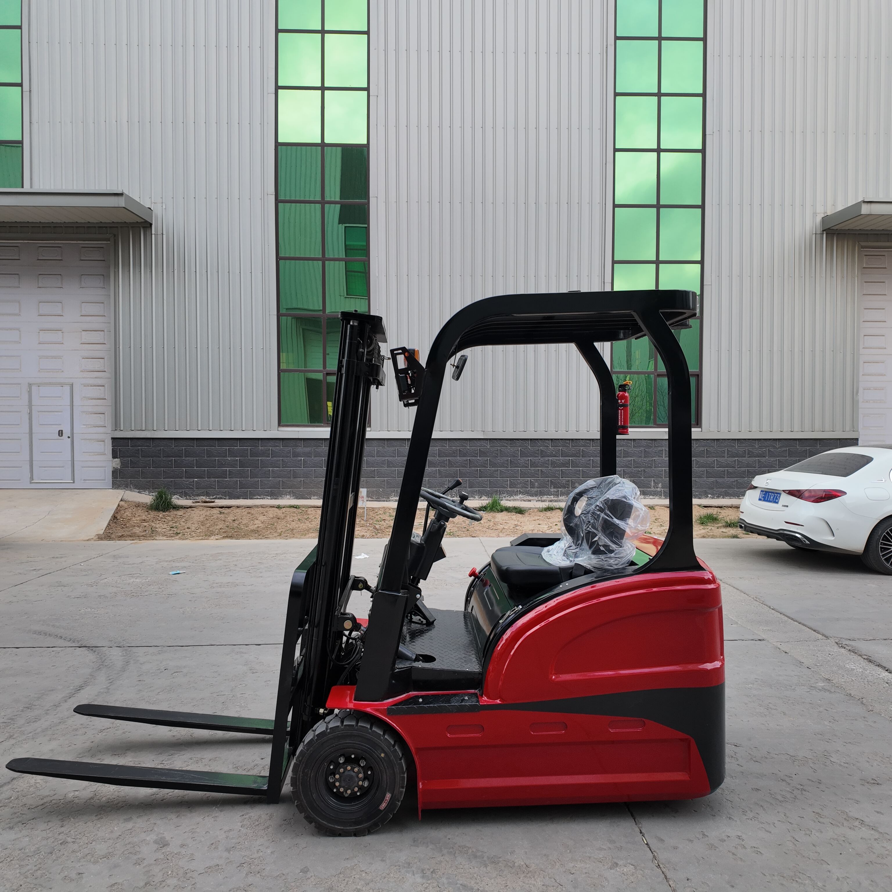 전기 지게차 비용 이해하기: 로그웨이가 프리미엄 가치와 성능을 제공합니다