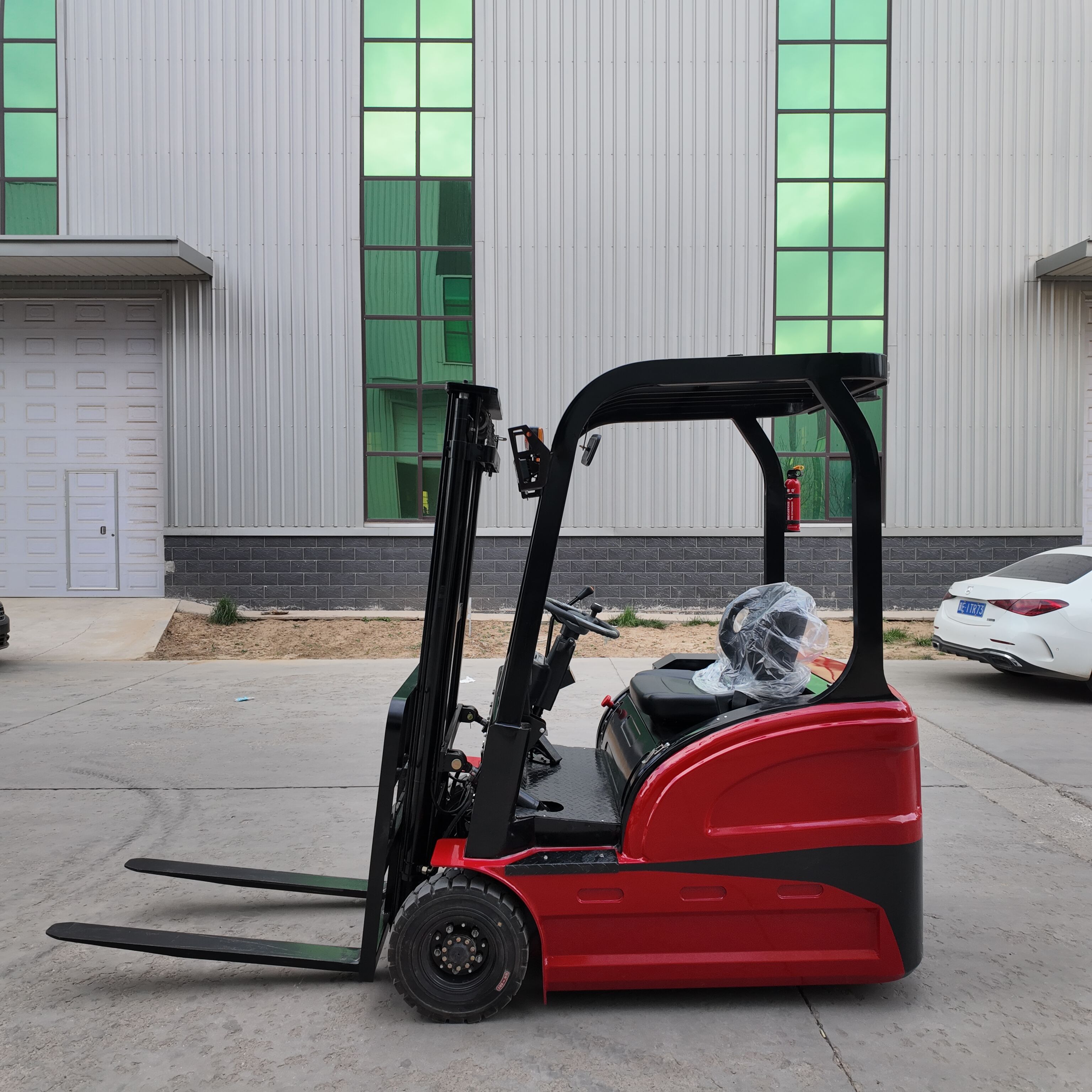 전기 지게차 작동 방법: Logway 기계는 직관적인 조작 장치로 간편한 작동이 가능합니다