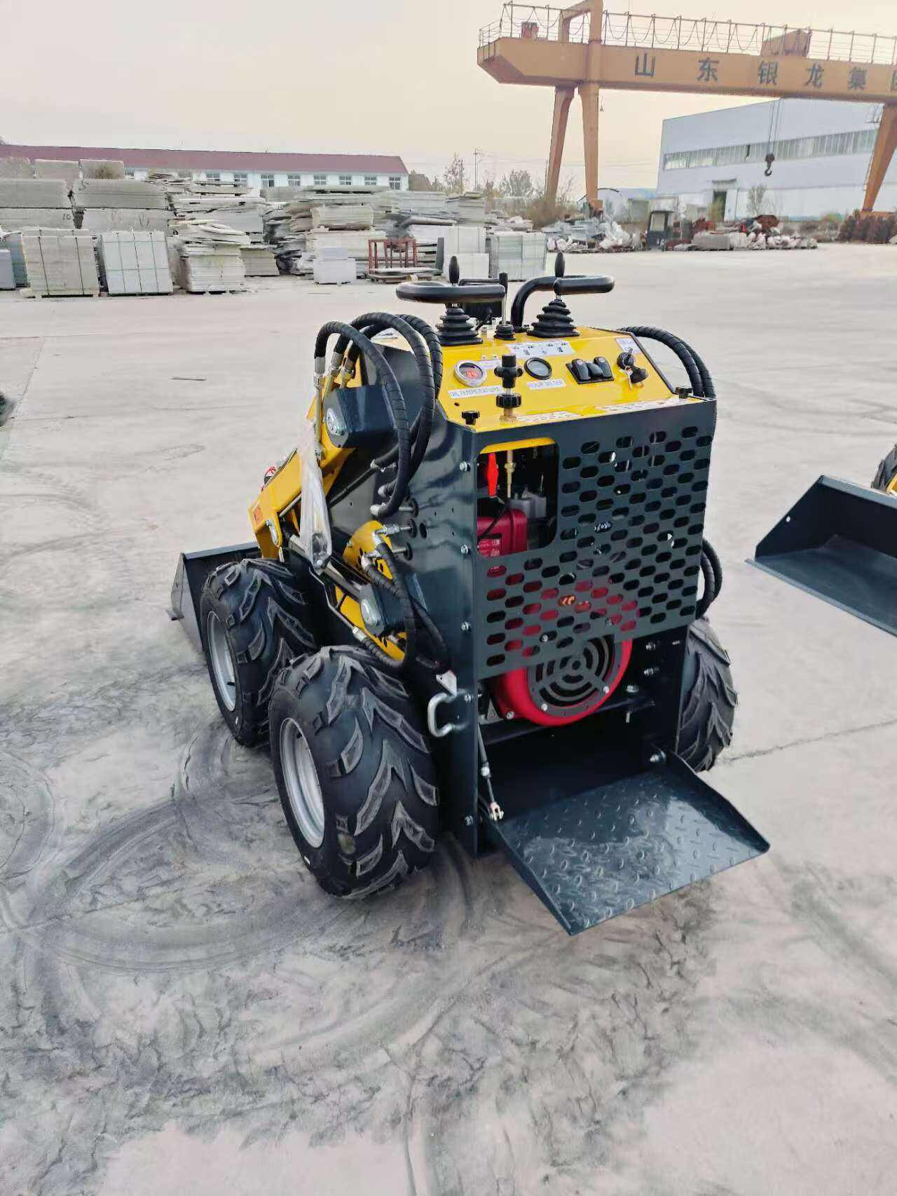 เครื่องโหลดแบบ Mini Skid Steer Loader - พลังงานและความคล่องตัวในพื้นที่ขนาดเล็ก