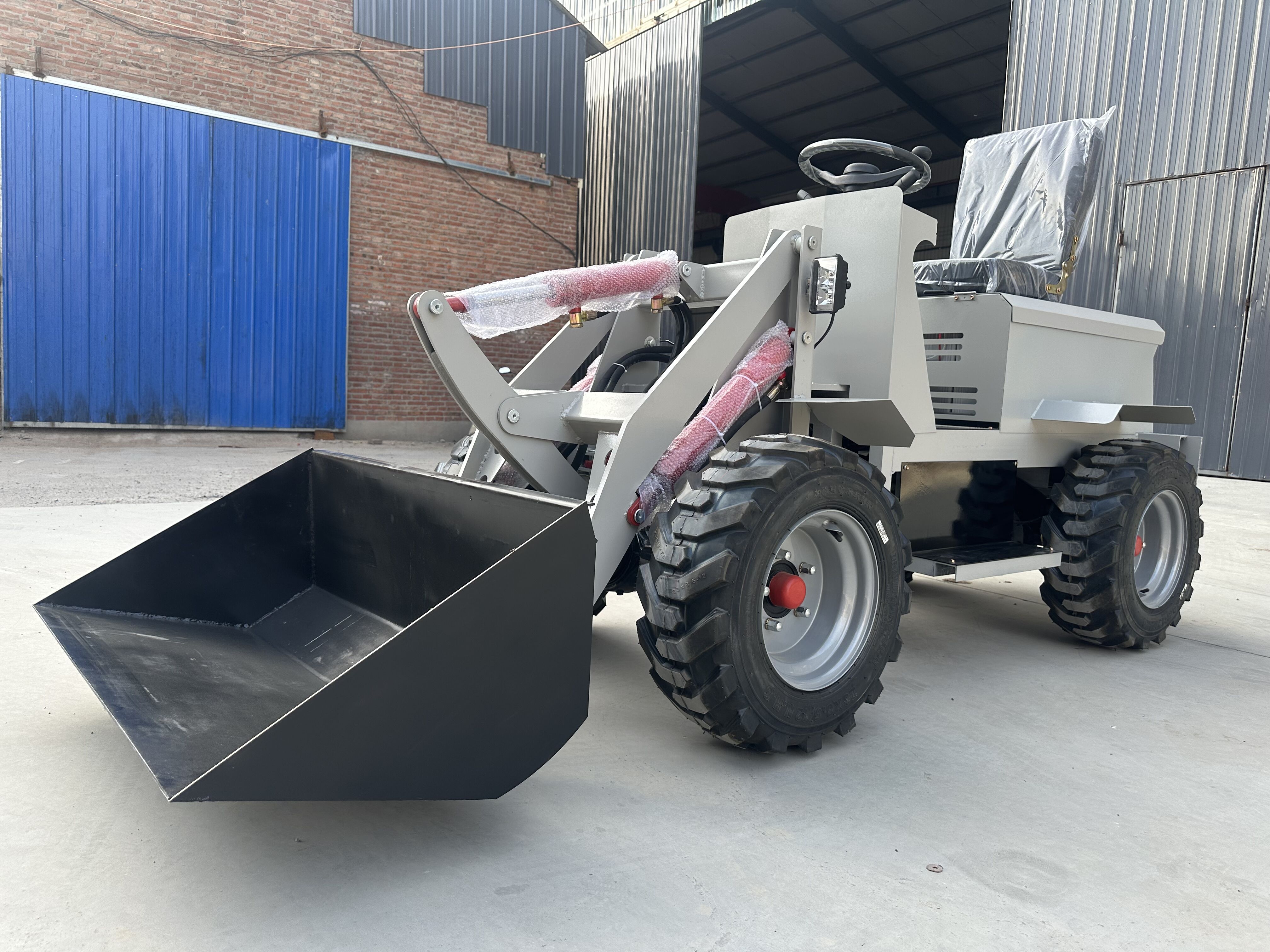 Електричний міні-навантажувач Logway: компактна конструкція з високими експлуатаційними характеристиками без викидів