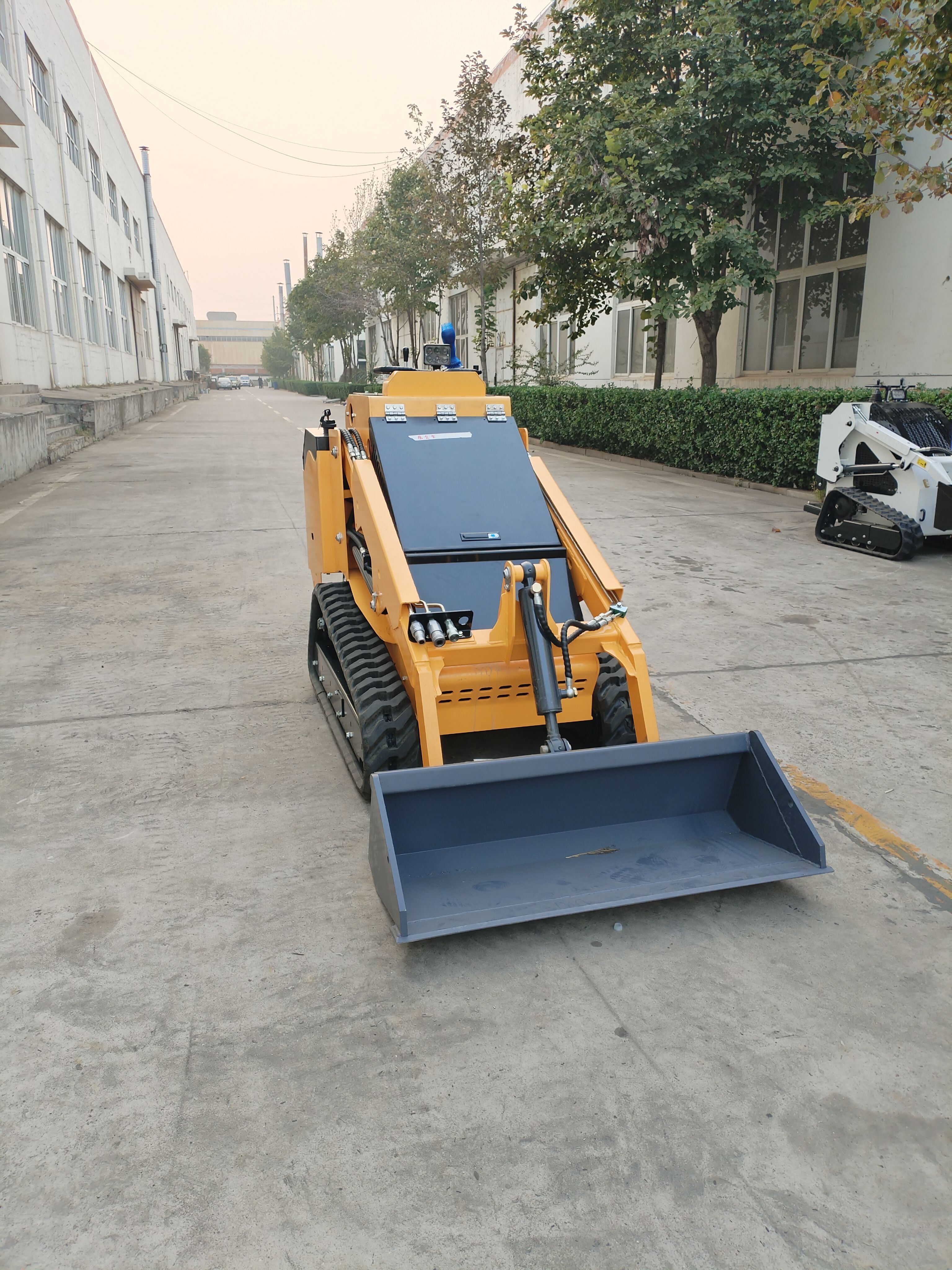 Logway електричний міні-навантажувач: компактний та спритний, безвідходний витяг