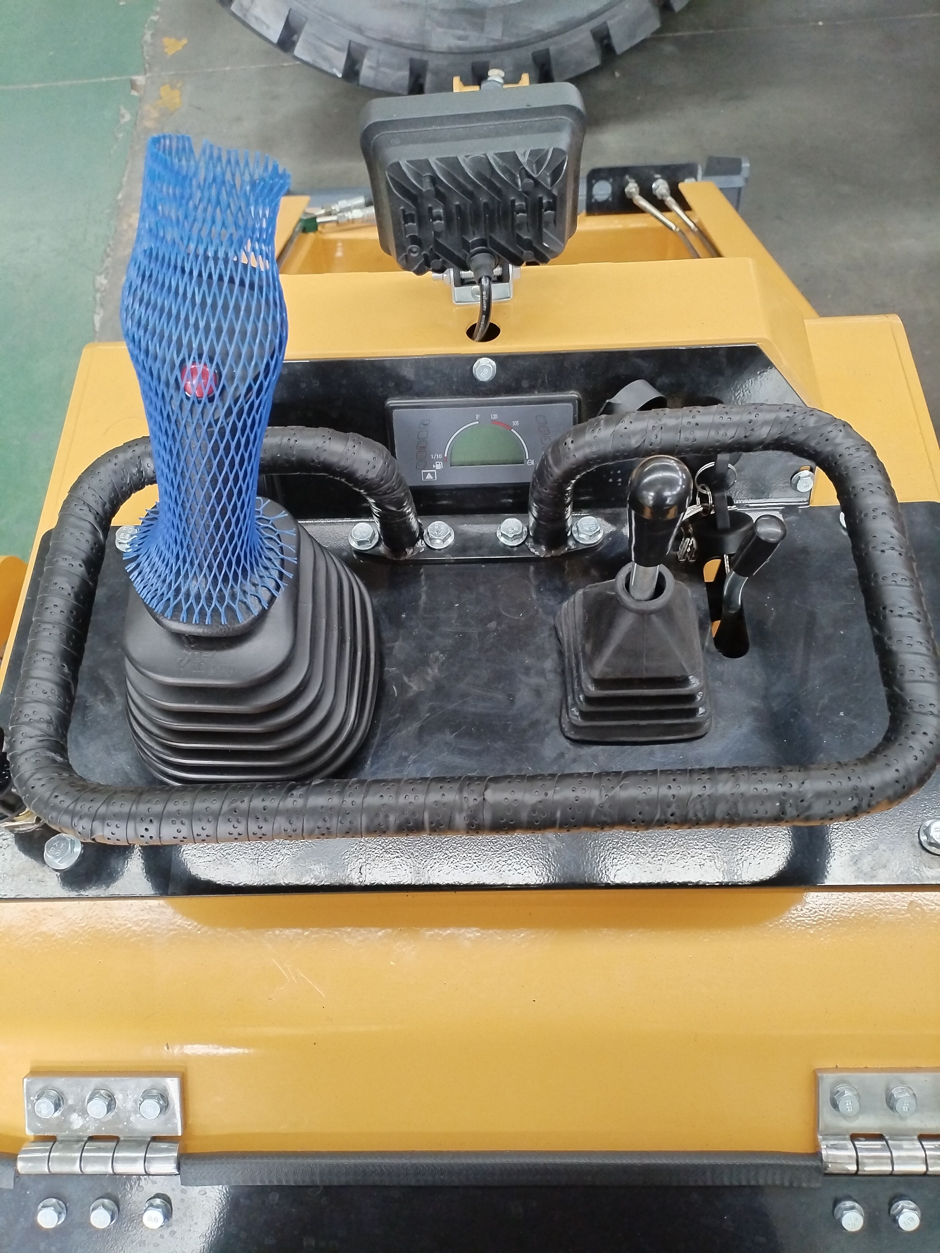 Зв'язатися з нами