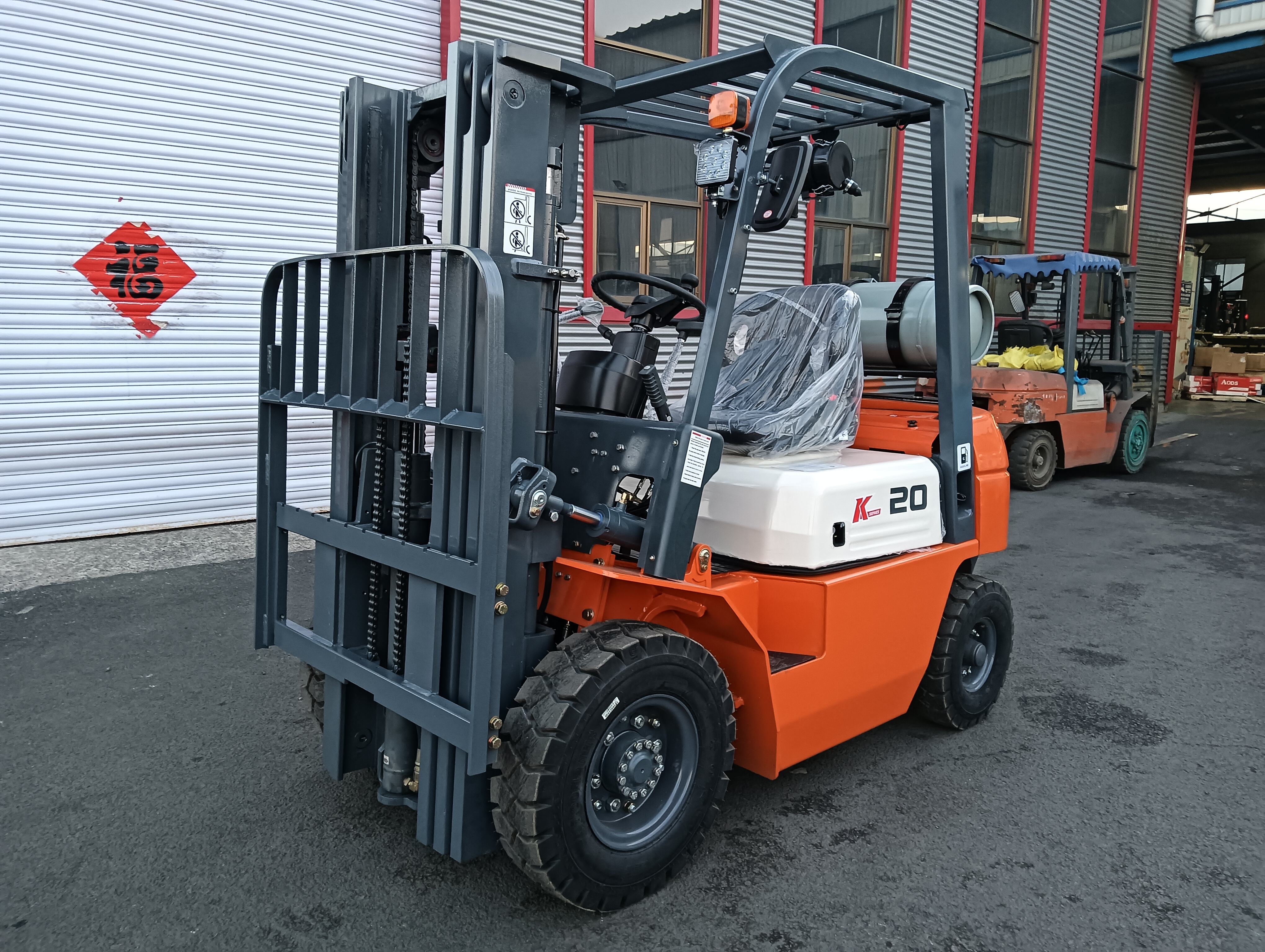 ريشة ديزل لوجواي للبيع: قوة موثوقة لنقل المواد في الهواء الطلق والأعمال الشاقة