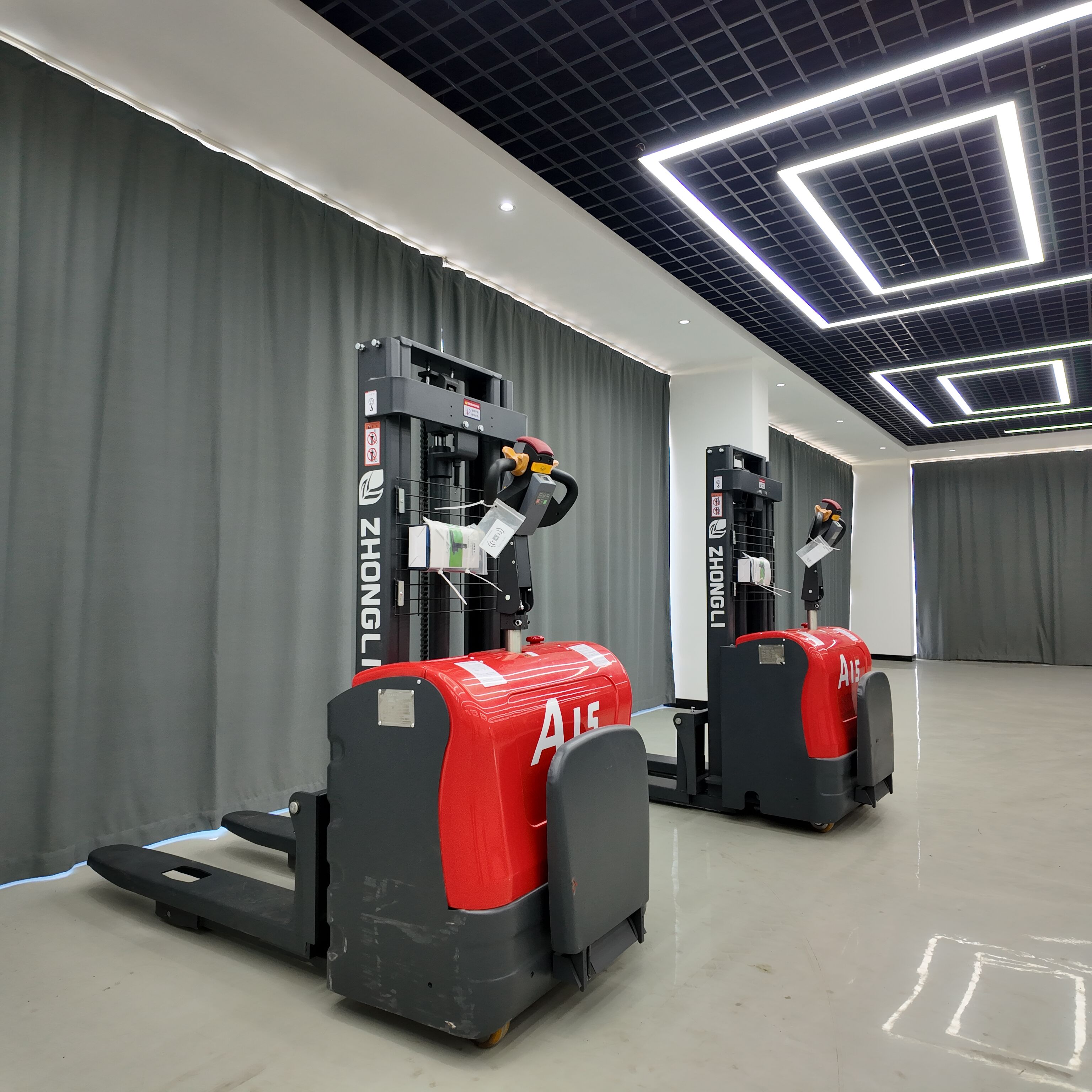 Зв'язатися з нами